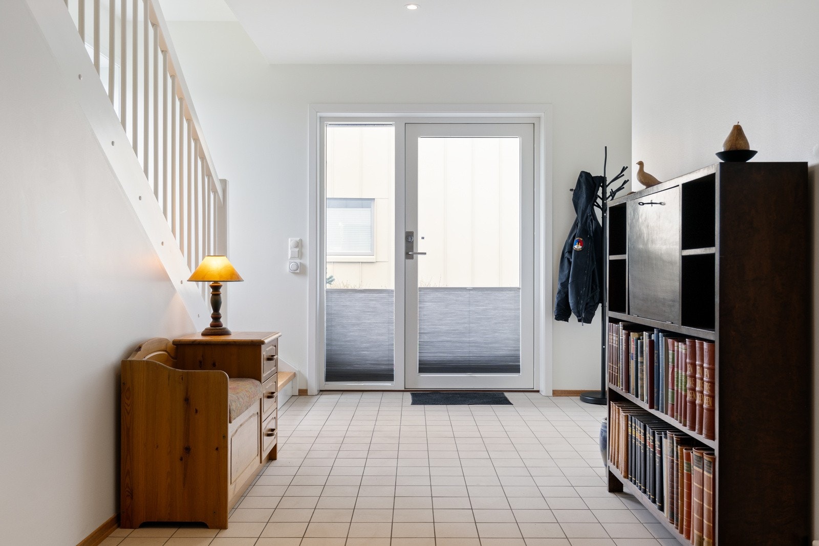 En lys og luftig entré som gir boligen et innbydende førsteinntrykk. Galleribilde