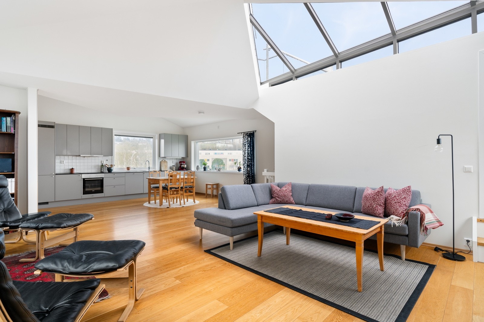 Boligen har en åpen stue- og kjøkkenløsning på hele 52 m², som skaper en lys og luftig atmosfære. Galleribilde