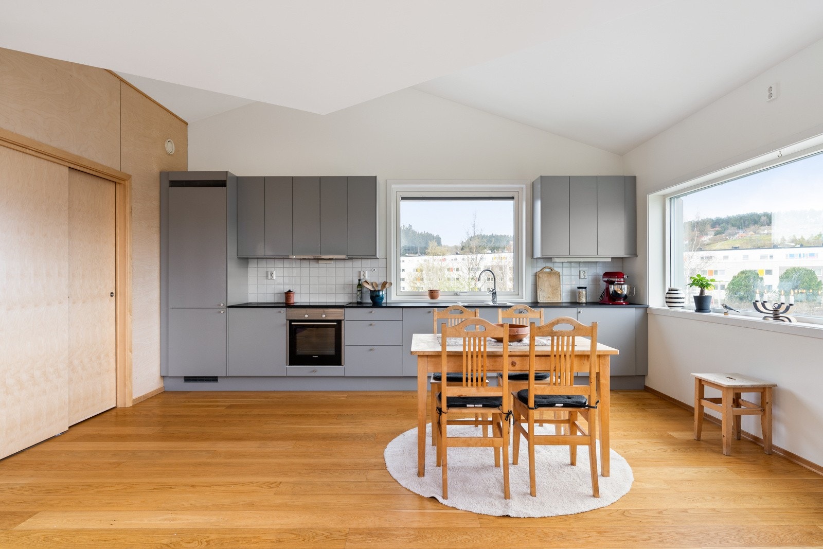 Kjøkkenet tilbyr rikelig med oppbevaringsplass i både over- og underskap. I tillegg er det en praktisk innvendig bod på 3 m². Galleribilde