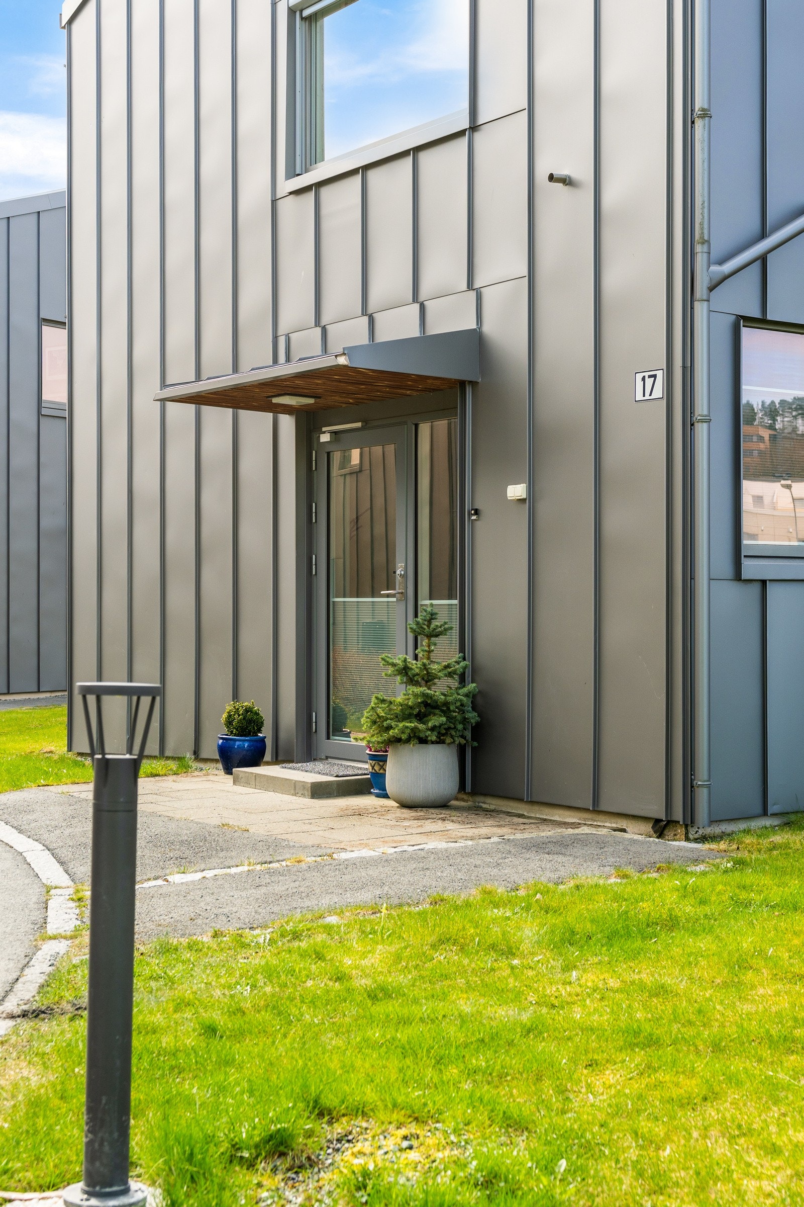 Boligen ligger sentralt plassert med gang- og sykkelavstand til de fleste servicefasiliteter. Galleribilde