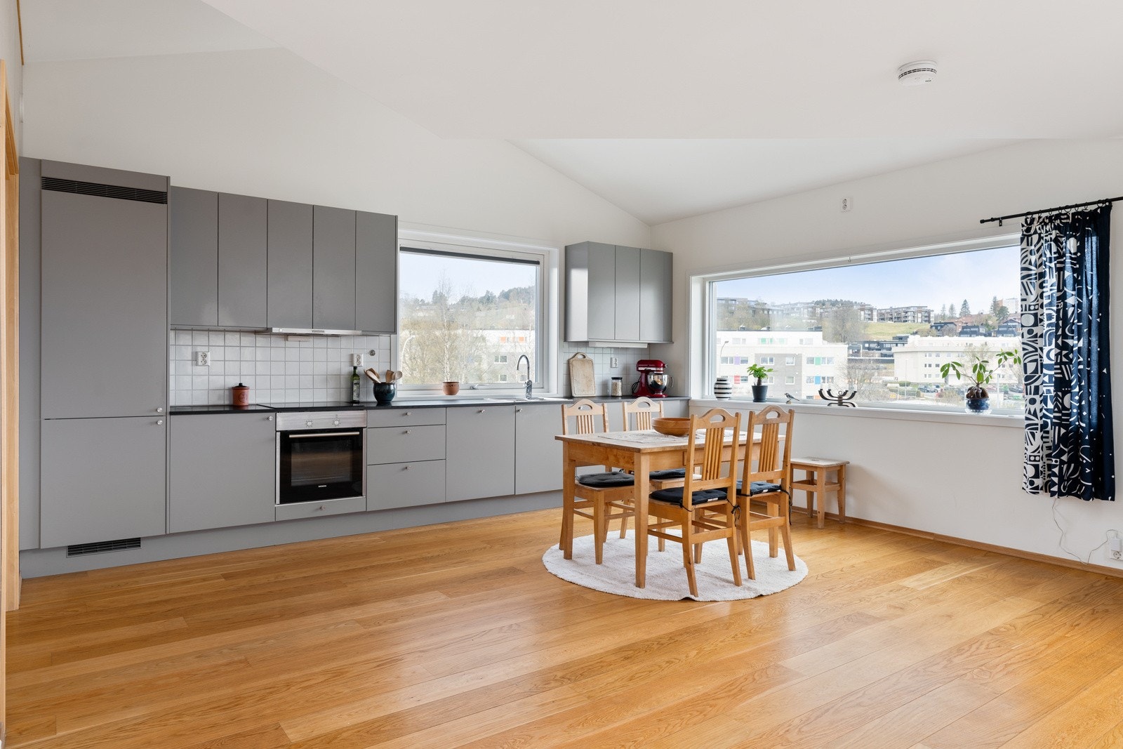 Kvalitetskjøkken fra Sigdal, utstyrt med integrerte hvitevarer fra Siemens og Røroshetta. Galleribilde