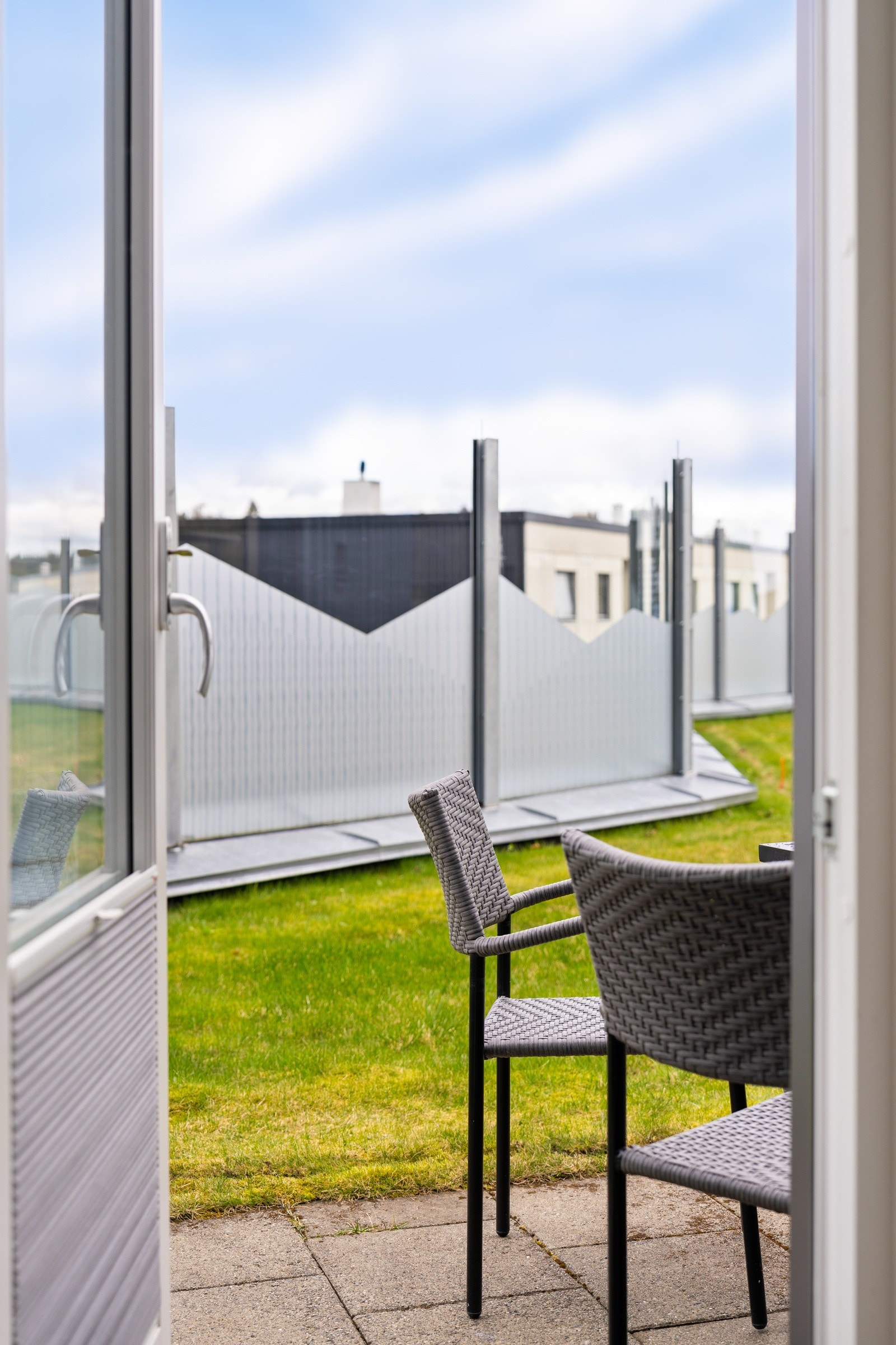 Boligen har også utgang til en steinlagt platting, perfekt for å nyte kveldssolen. Galleribilde