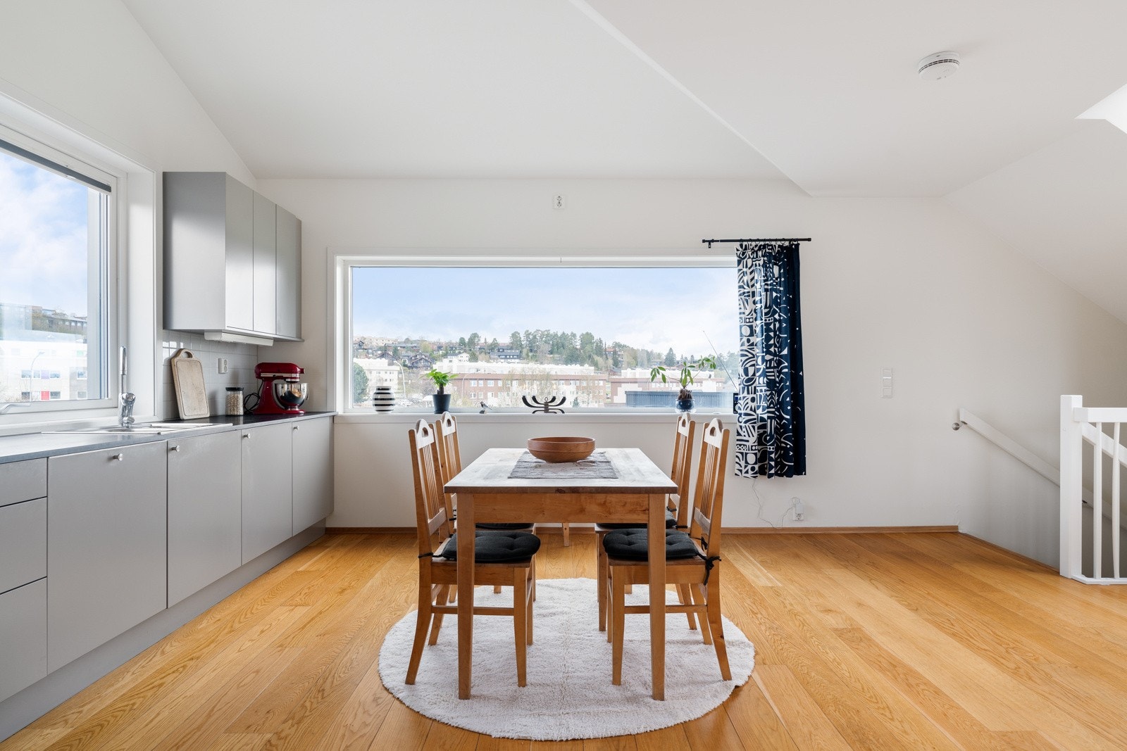 Fjernvarme og balansert ventilasjon sørger for et behagelig inneklima, samtidig som det gir lavere strømutgifter. Galleribilde