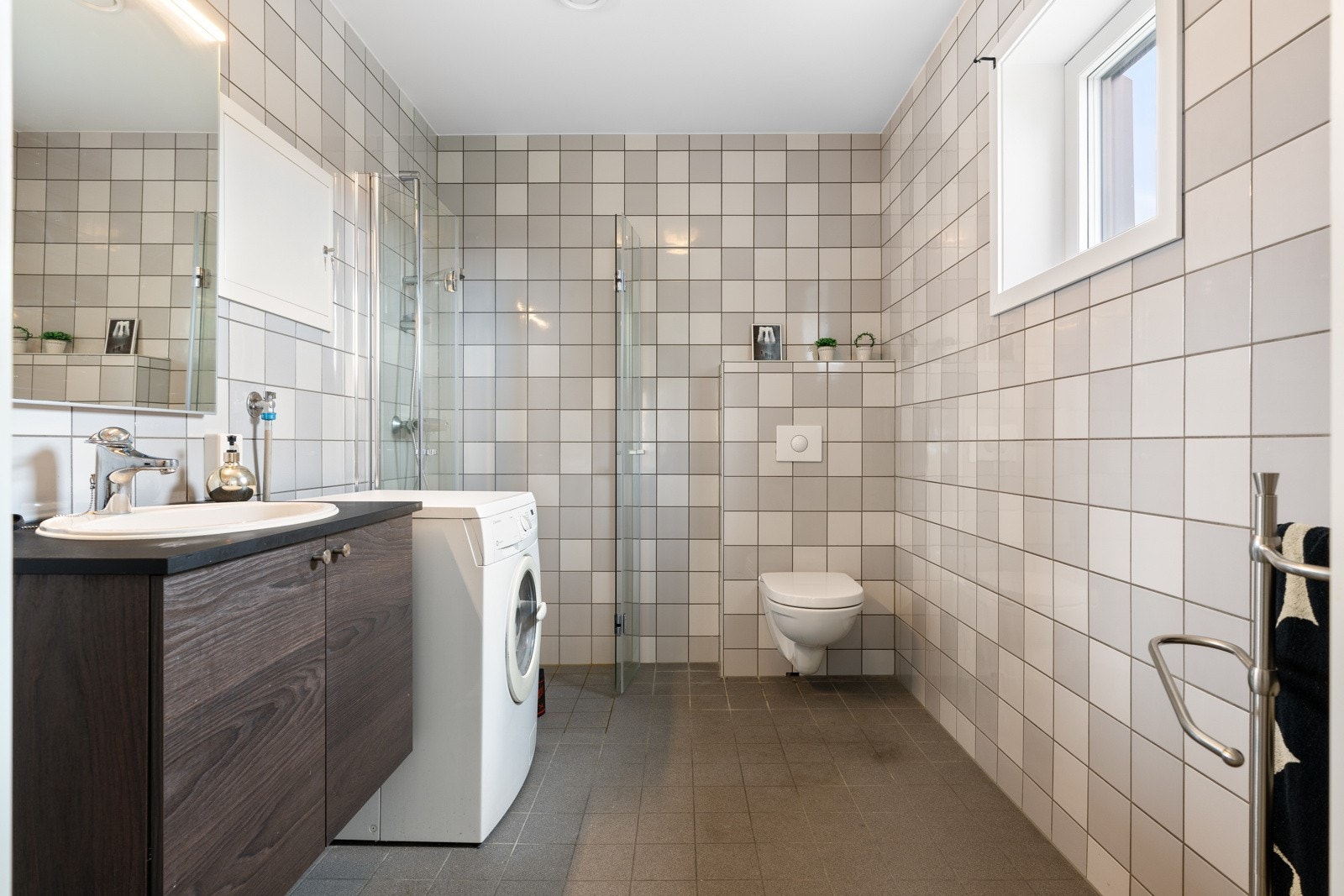 Flislagt bad på 5,5 kvm. Tilstandsgrad 1 er gitt av takstmann. Galleribilde