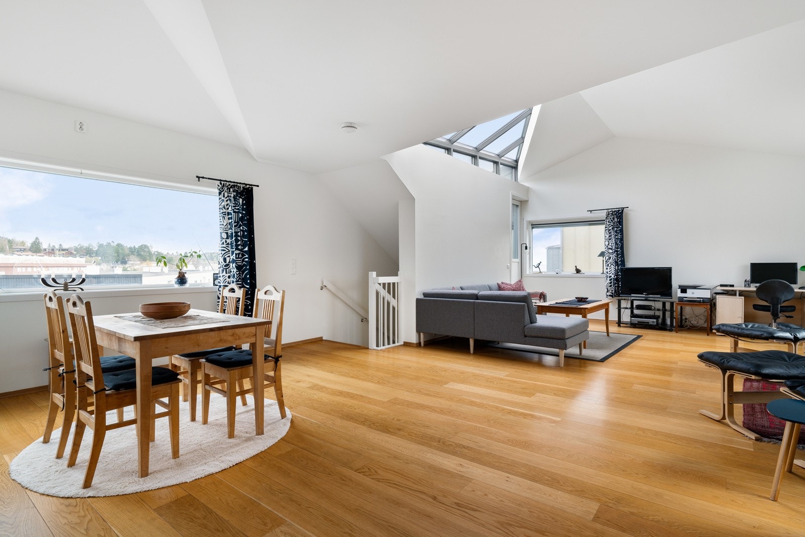 Rommet byr på flere møbleringsmuligheter, med plass til en stor sofa, TV-løsning og annet ønsket møblement, som gir fleksibilitet til å skape en personlig og komfortabel stue. Galleribilde