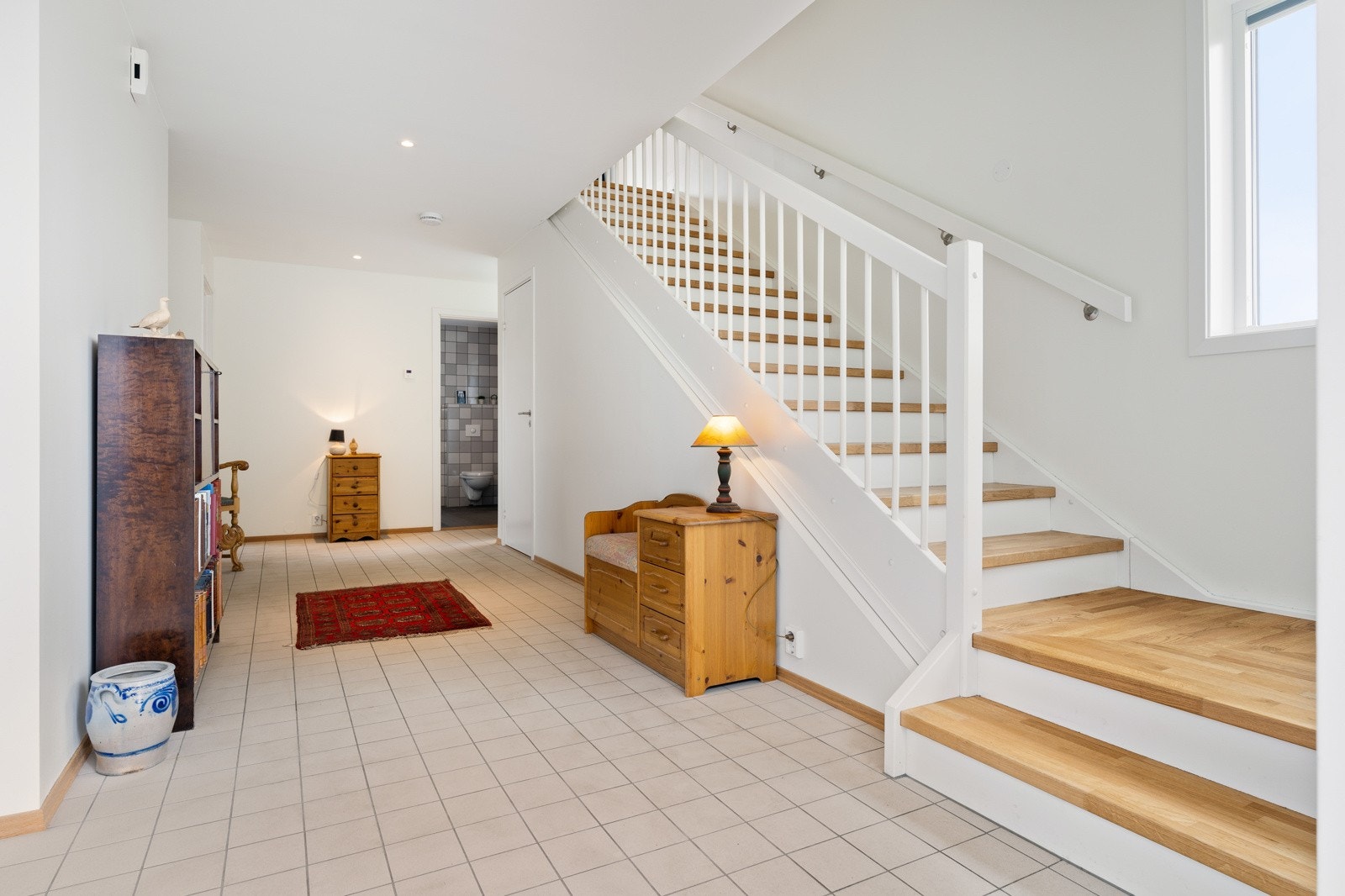 Fra gangen har man tilgang til tre soverom, bad og utgang til en steinlagt platting. Galleribilde