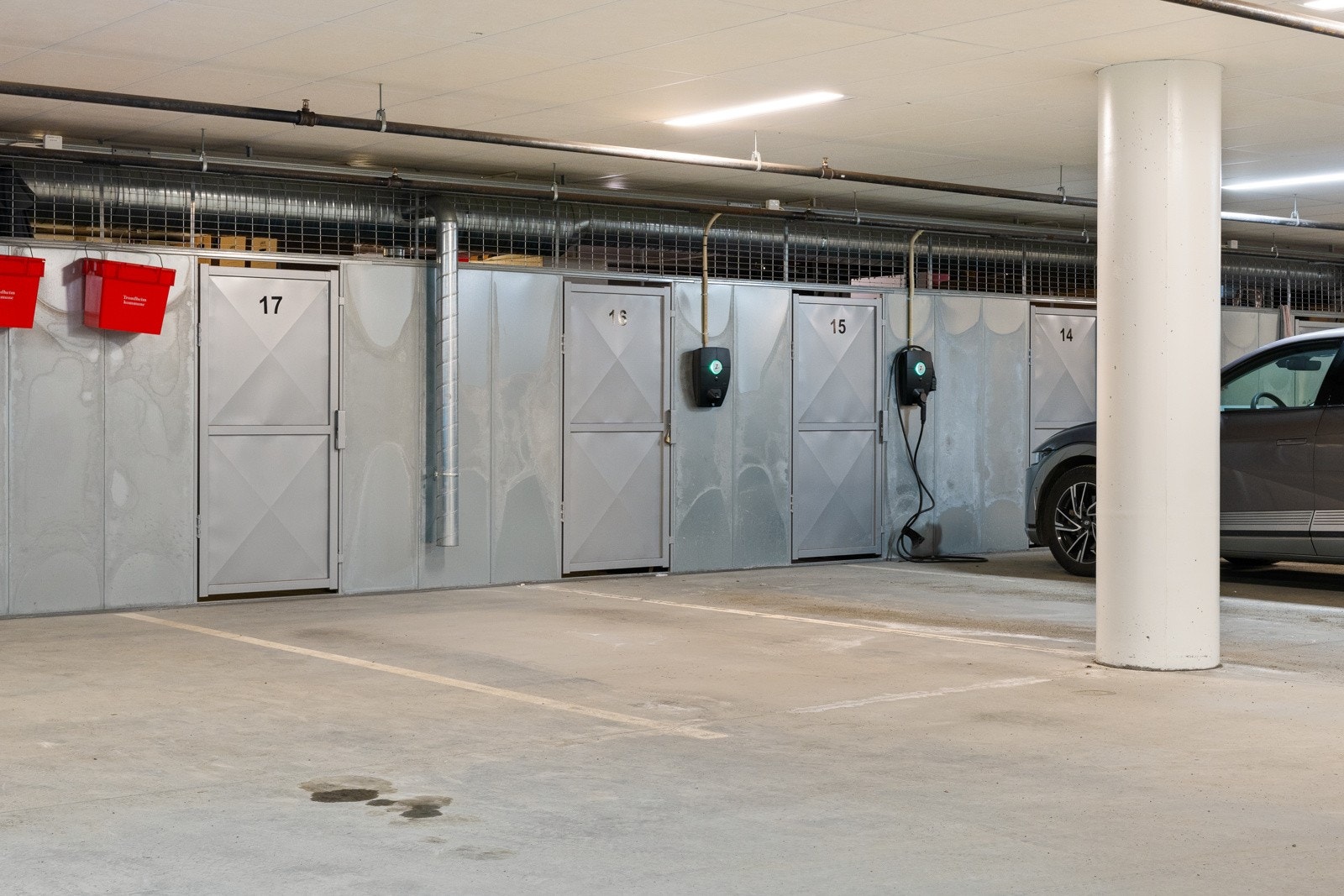 I tillegg er det en praktisk bod på 10 m², som ligger i tilknytning til den ene parkeringsplassen. Galleribilde