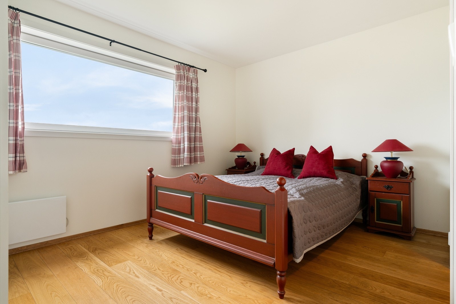 Hovedsoverommet på 11,5 m² har god plass til dobbeltseng, nattbord, og det er etablert en praktisk garderobeløsning her. Galleribilde