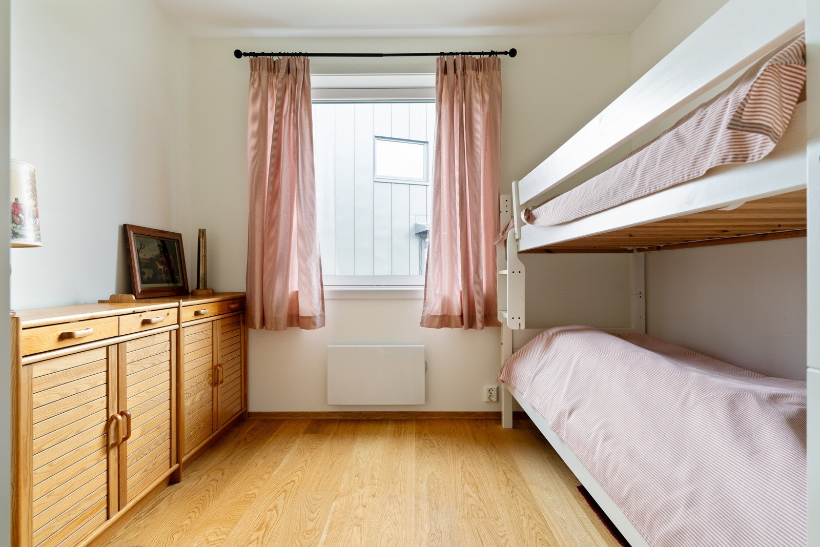 Rommenes størrelse gir mulighet for å innrede med både seng og garderobeløsninger. Galleribilde