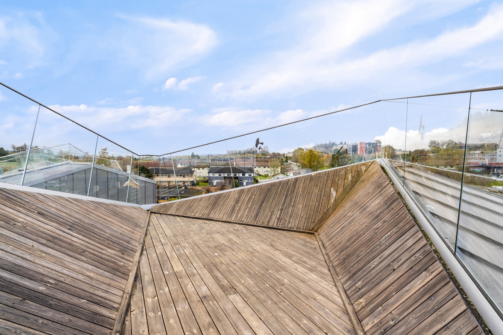 Fra stuen har man utgang til en solrik takterrasse. Her er det god plass til utemøbler. Galleribilde