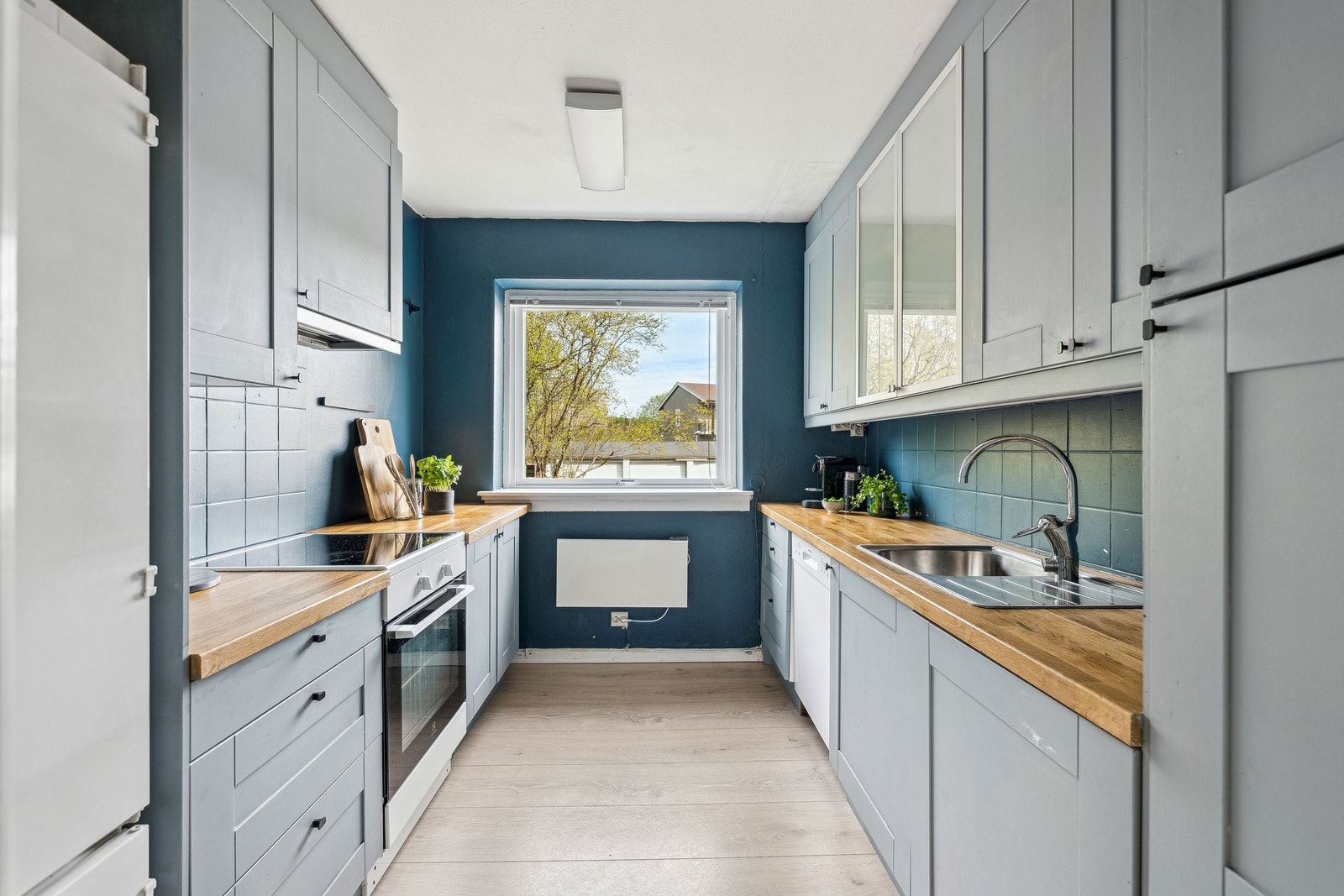 Leiligheten har et romslig og hyggelig kjøkken med mye skap- og benkeplass. Galleribilde