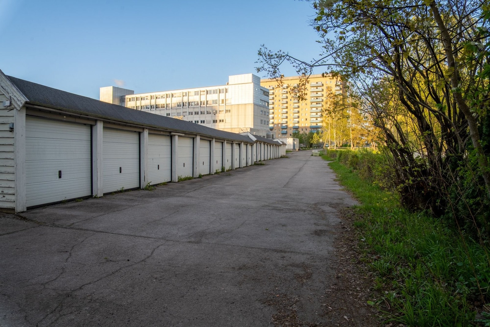 Leiligheten byr på rikelig med oppbevaringsplass fordelt på tre tilhørende boder, og det følger med egen garasjeplass. Galleribilde
