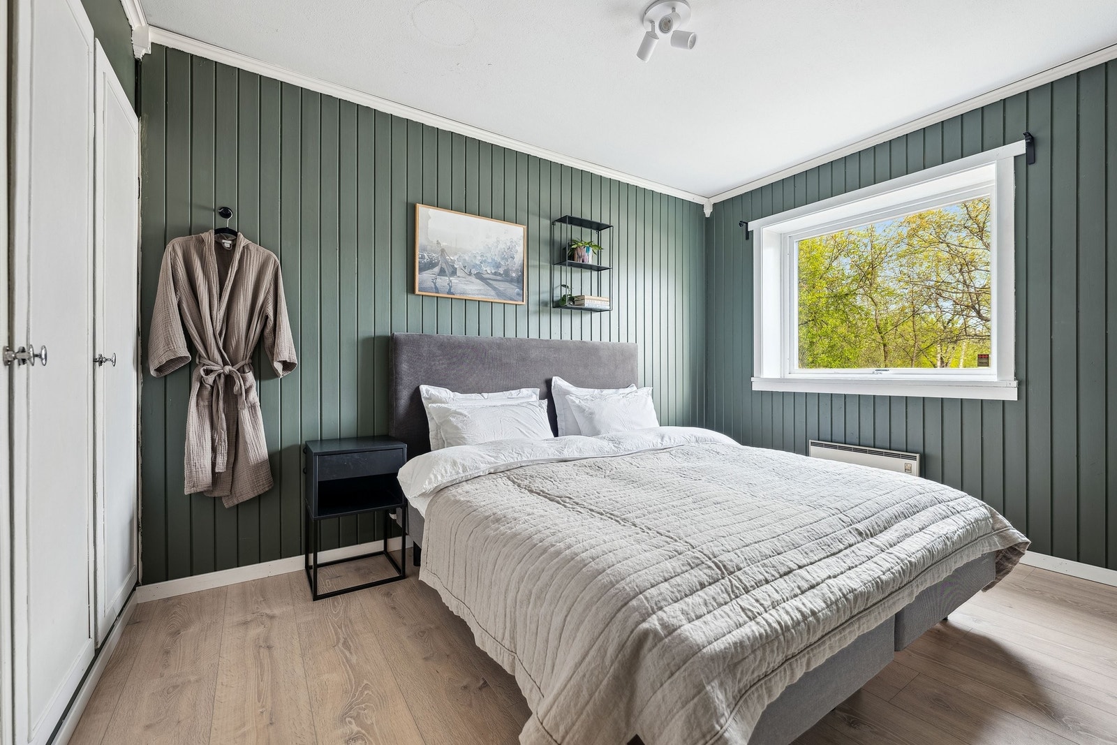 Lys og gjennomgående 3-roms med god planløsning og innglasset balkong. Galleribilde