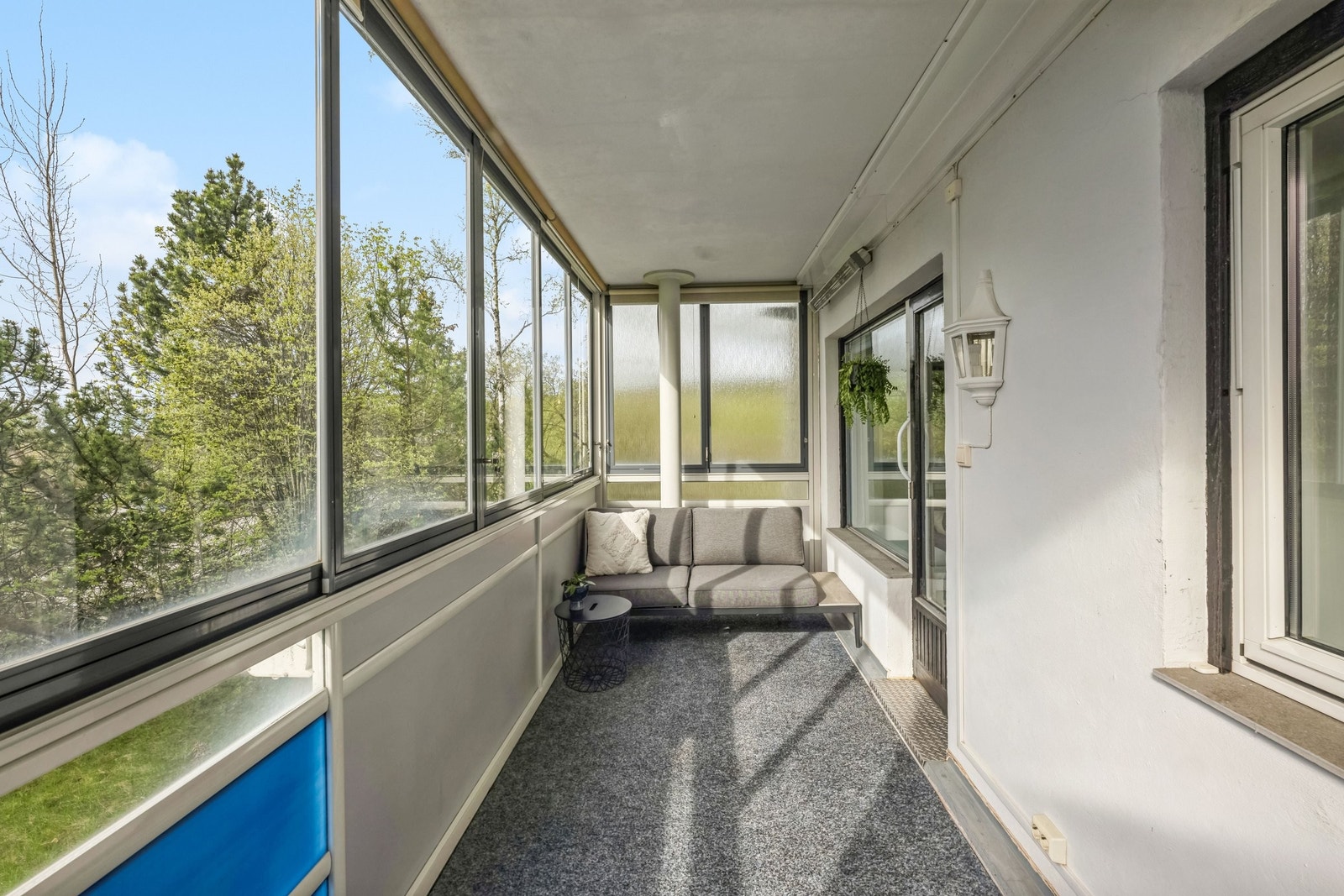 Solrik innglasset balkong på ca 10 kvm med mange møbleringsmuligheter. Galleribilde