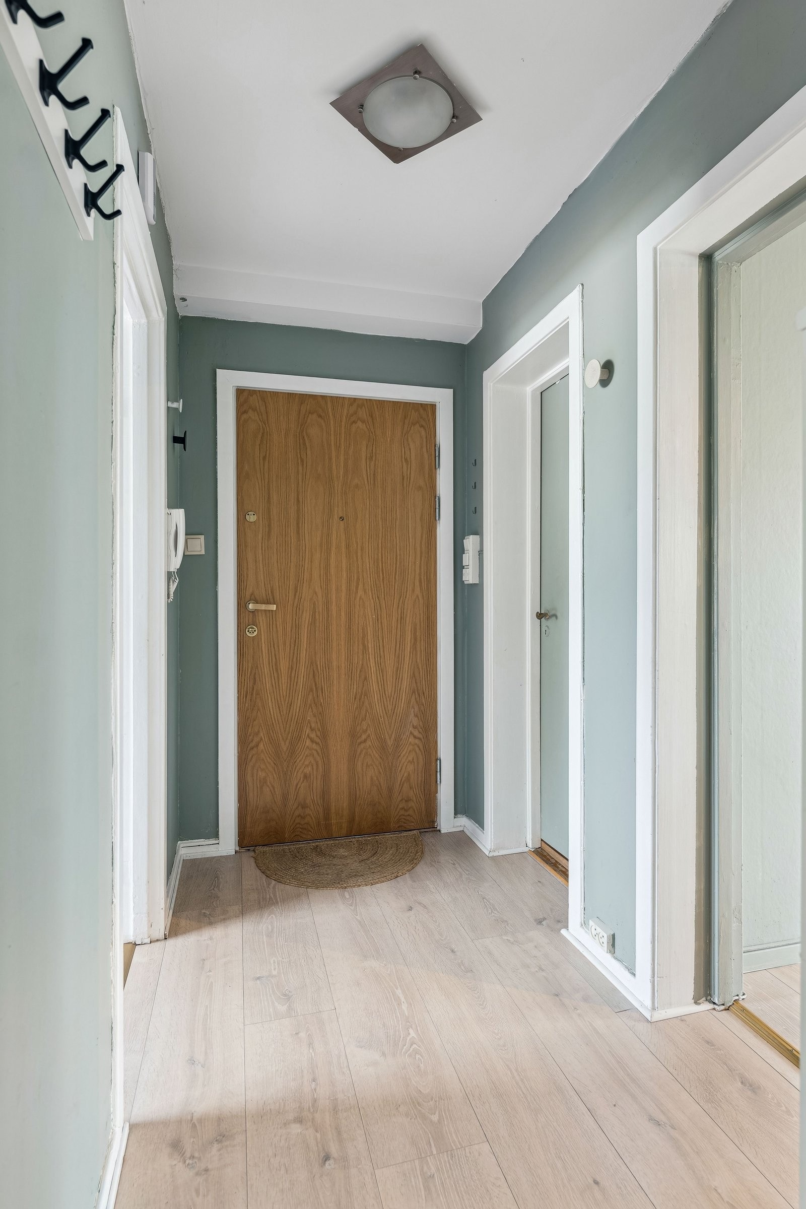 Fra gangen er det adkomst til hovedsoverom, baderom, stue og kjøkken. Galleribilde