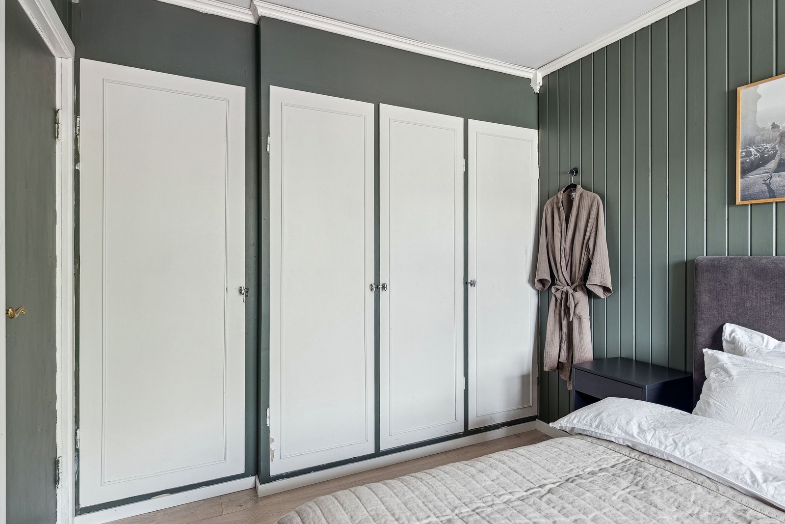 Lunt og koselig soverom. Det er gode oppbevaringsmuligheter i innebygd garderobeskap. Galleribilde