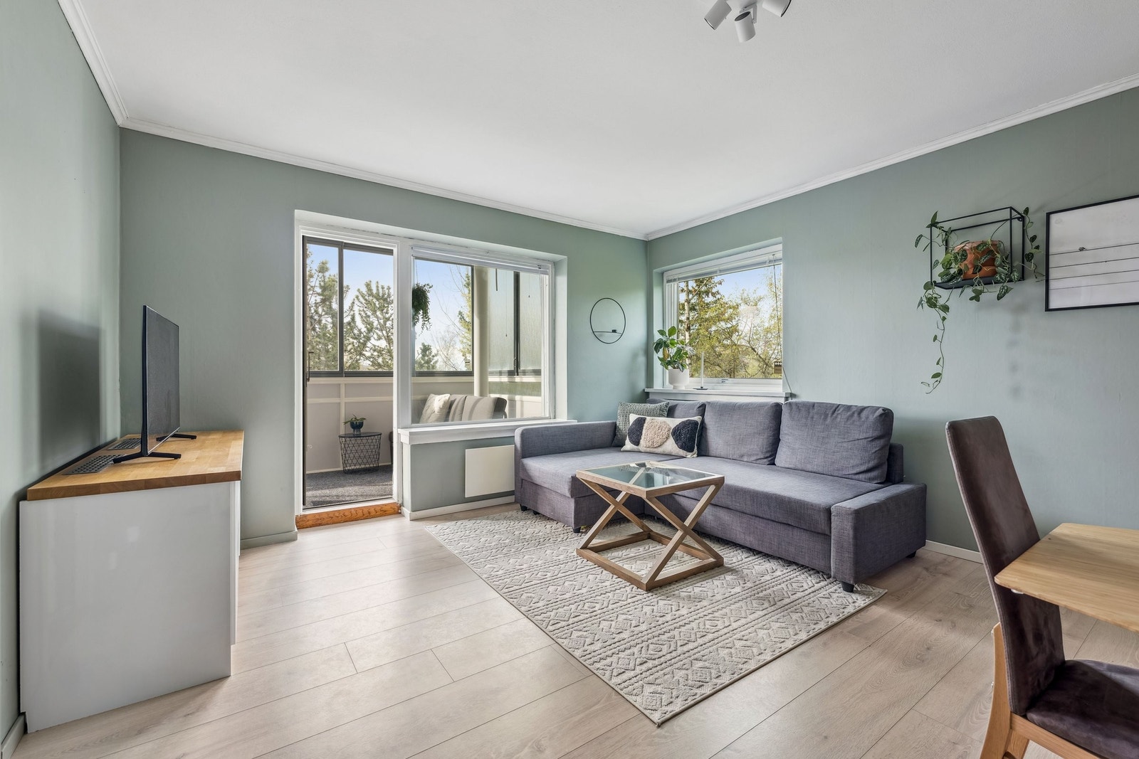 Lys og luftig stue med store vindusflater som slipper inn rikelig med naturlig lys. Galleribilde