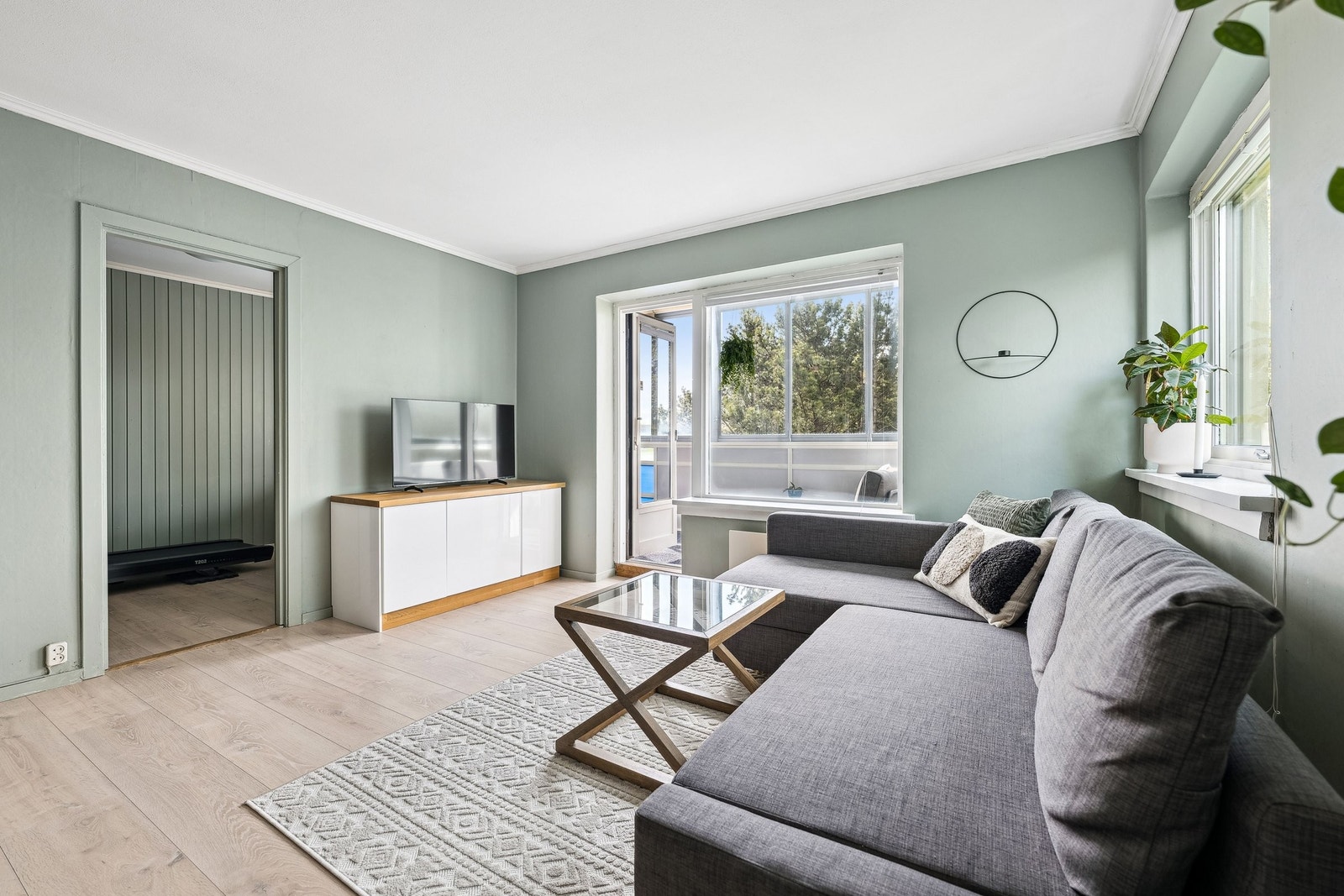 Fra stuen utgang til hyggelig innglasset balkong. Galleribilde