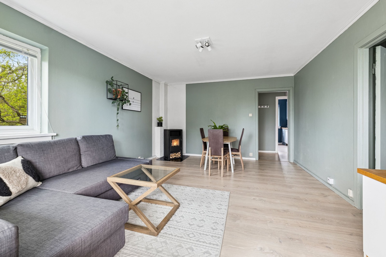 Romslig stue med plass til både sofa- og spisegruppe. Galleribilde