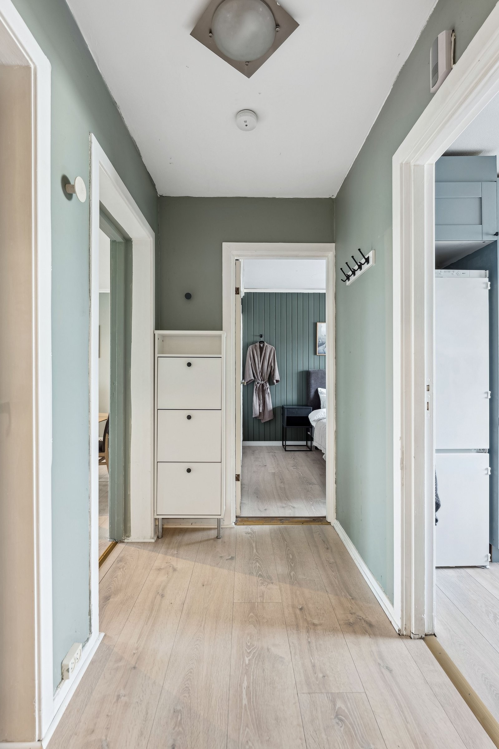 Lys og innbydende gang med plass til oppbevaring av yttertøy og sko. Galleribilde