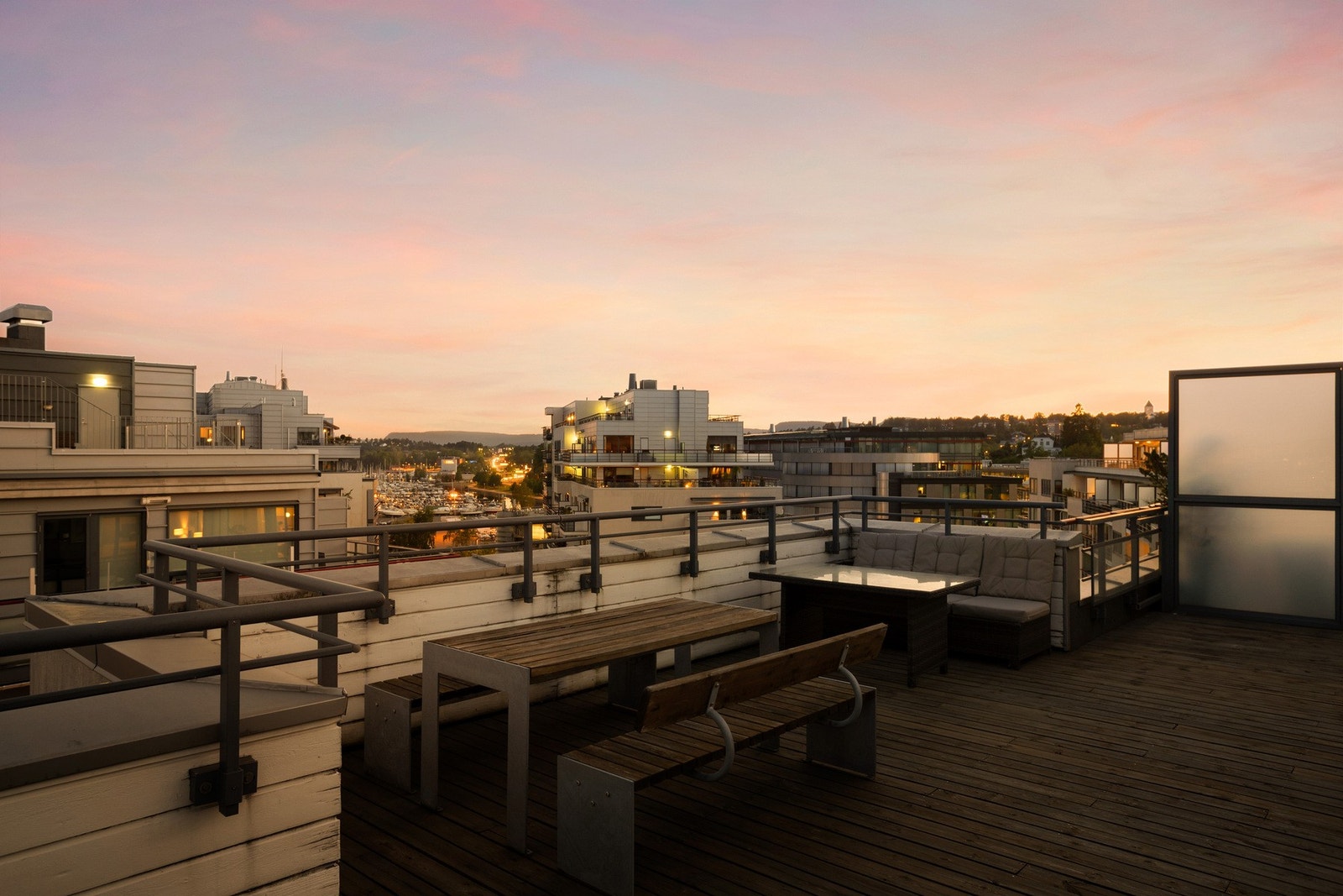 Boligblokken har en felles takterrasse som fritt kan benyttes Galleribilde