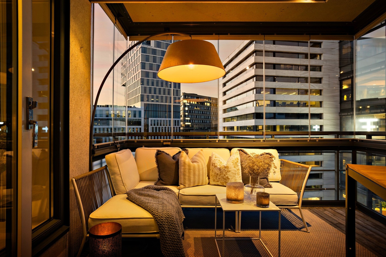 Balkongen kan like fint nytes dag som kveld Galleribilde