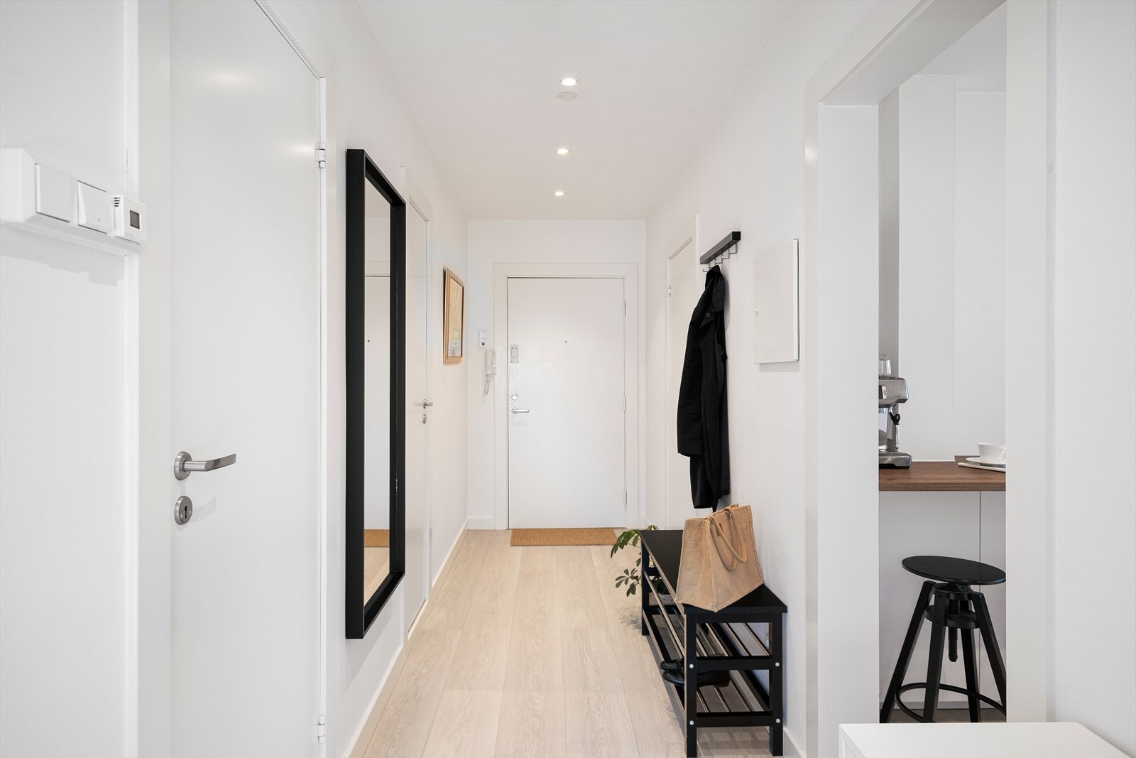 Fra entréen er det direkte adgang til baderom, soverom, kjøkken og stue Galleribilde