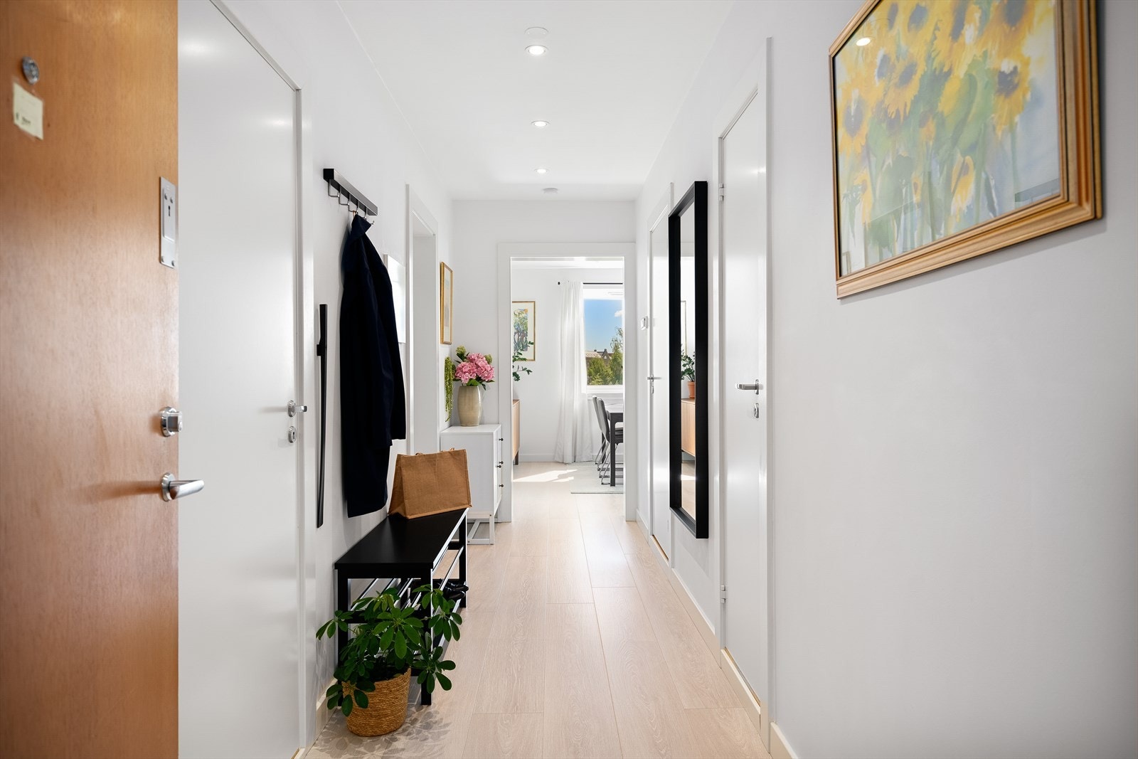 Hyggelig inngansparti med downlights i himling, porttelefon og sikringsskap Galleribilde