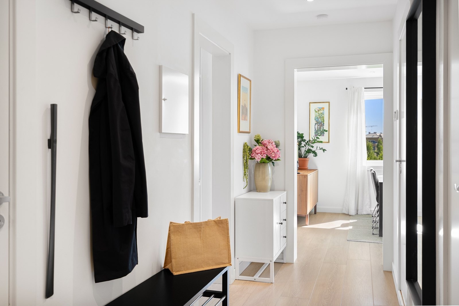 Plass for klesavheng i entréen Galleribilde