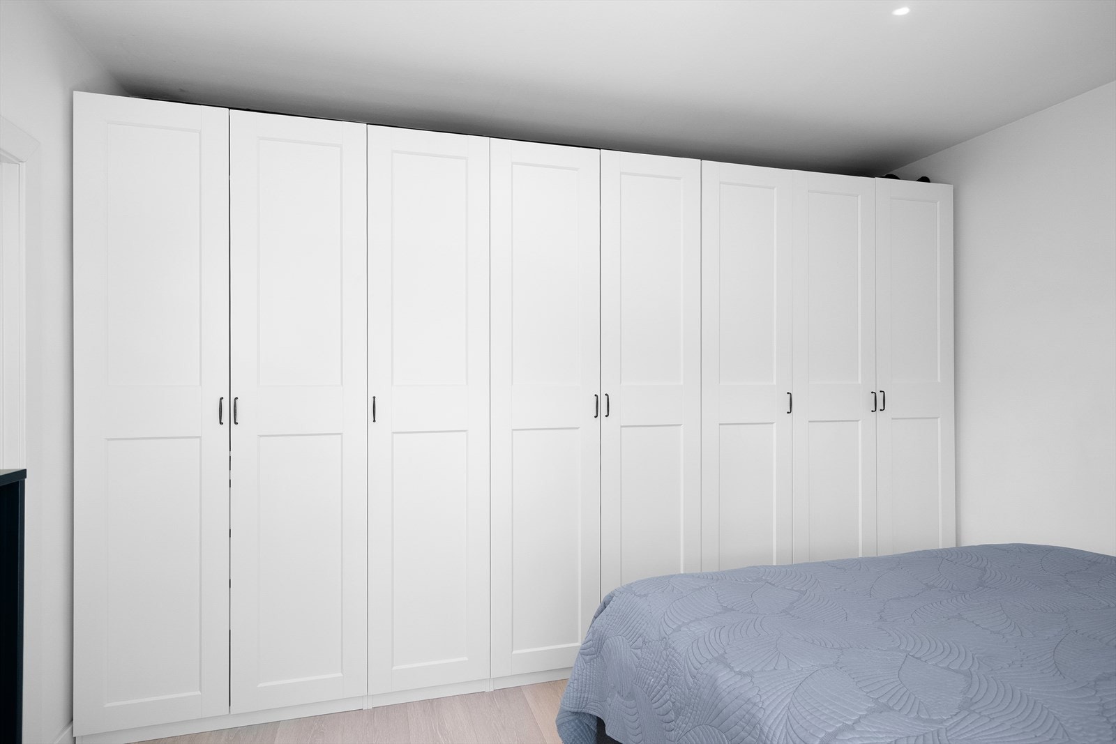 Soverommet har god plass til praktisk garderobeløsning Galleribilde