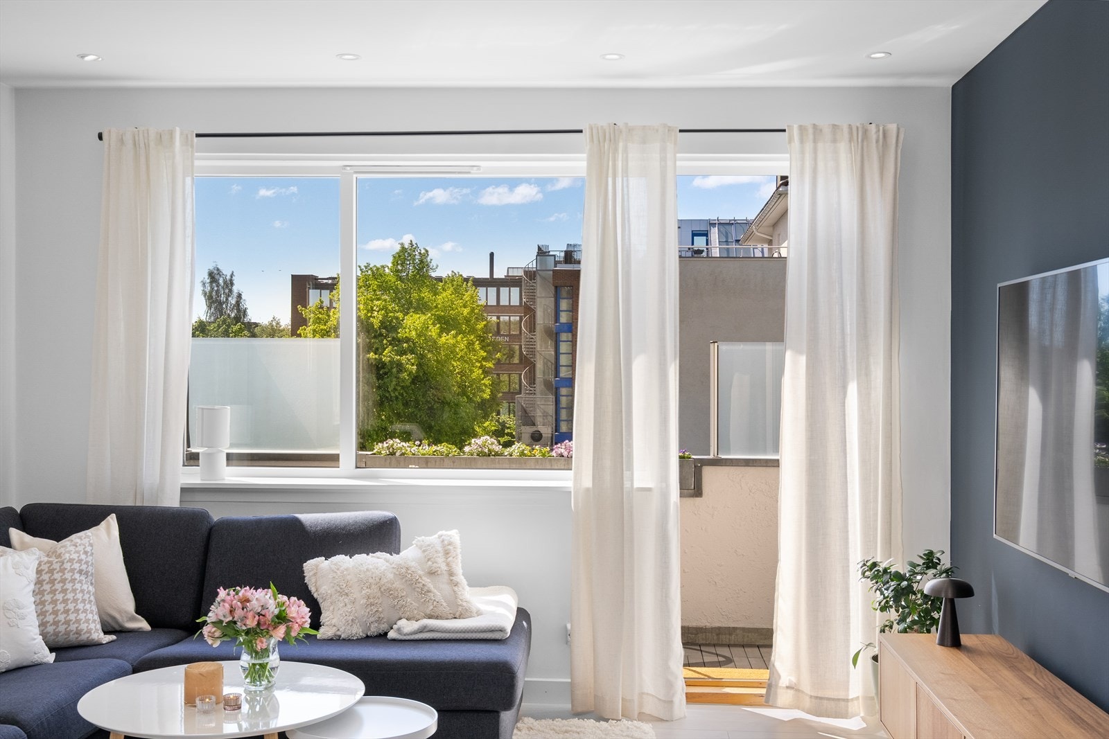 Fra stuen er det direkte adgang til solrik balkongen Galleribilde