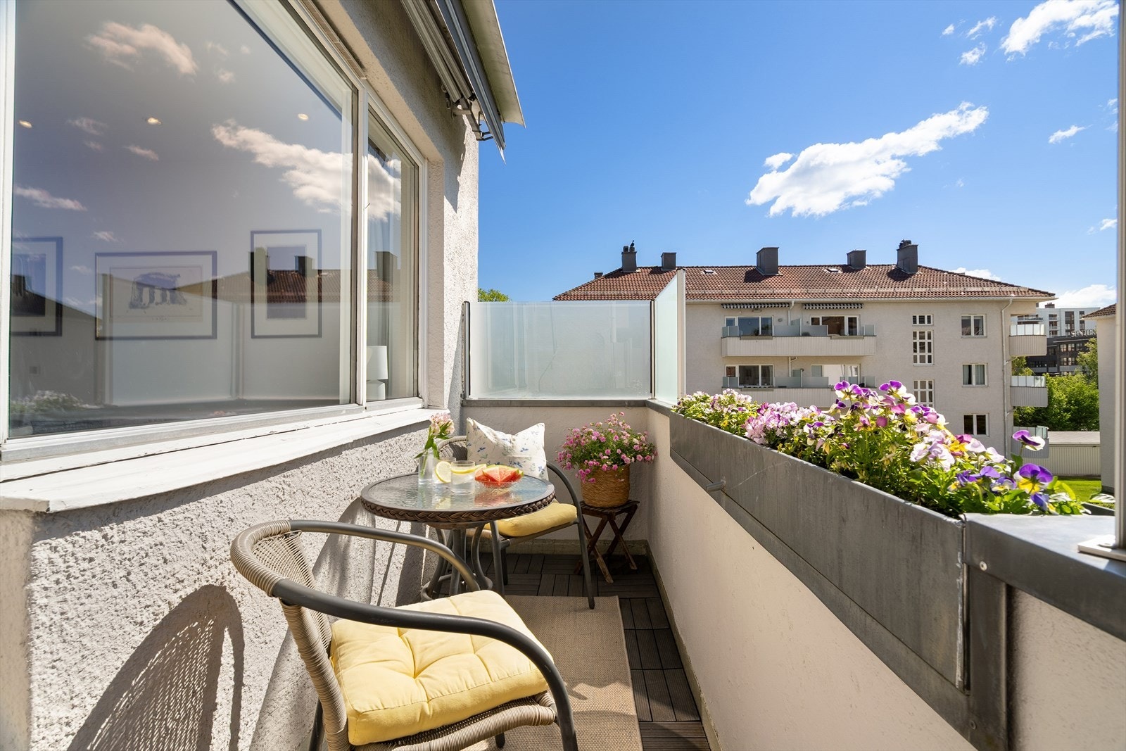 Balkongen er sydvestvendt hvor du kan nyte solen fra tidlig formiddag til utover kvelden Galleribilde