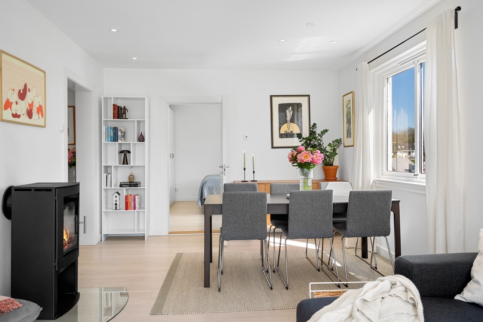 Lekker rentbrennende peis i stuen - i tillegg til varme i alle gulv Galleribilde