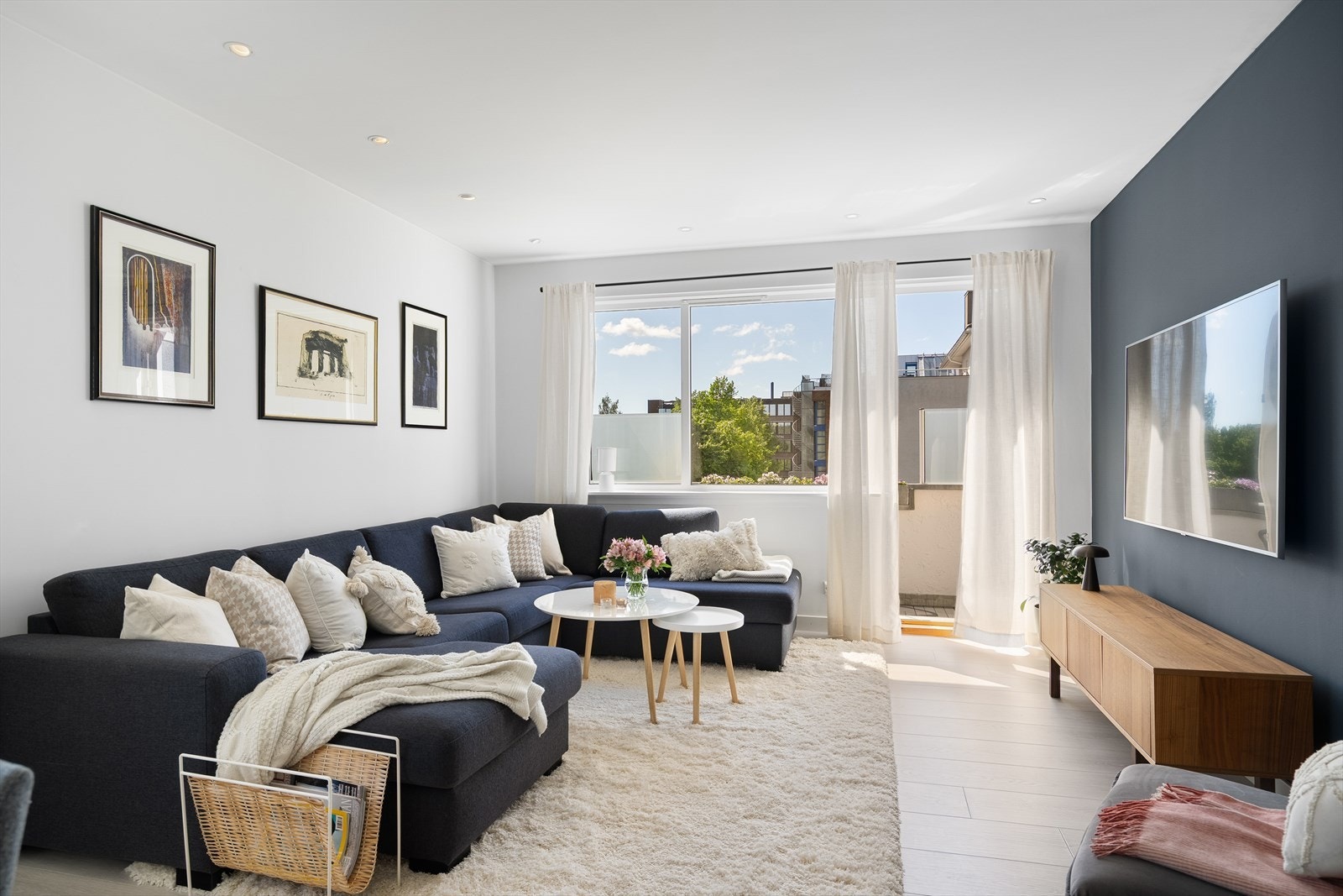 Leiligheten oppleves lys og luftig, takhøyde målt i stue på ca 2,50m Galleribilde