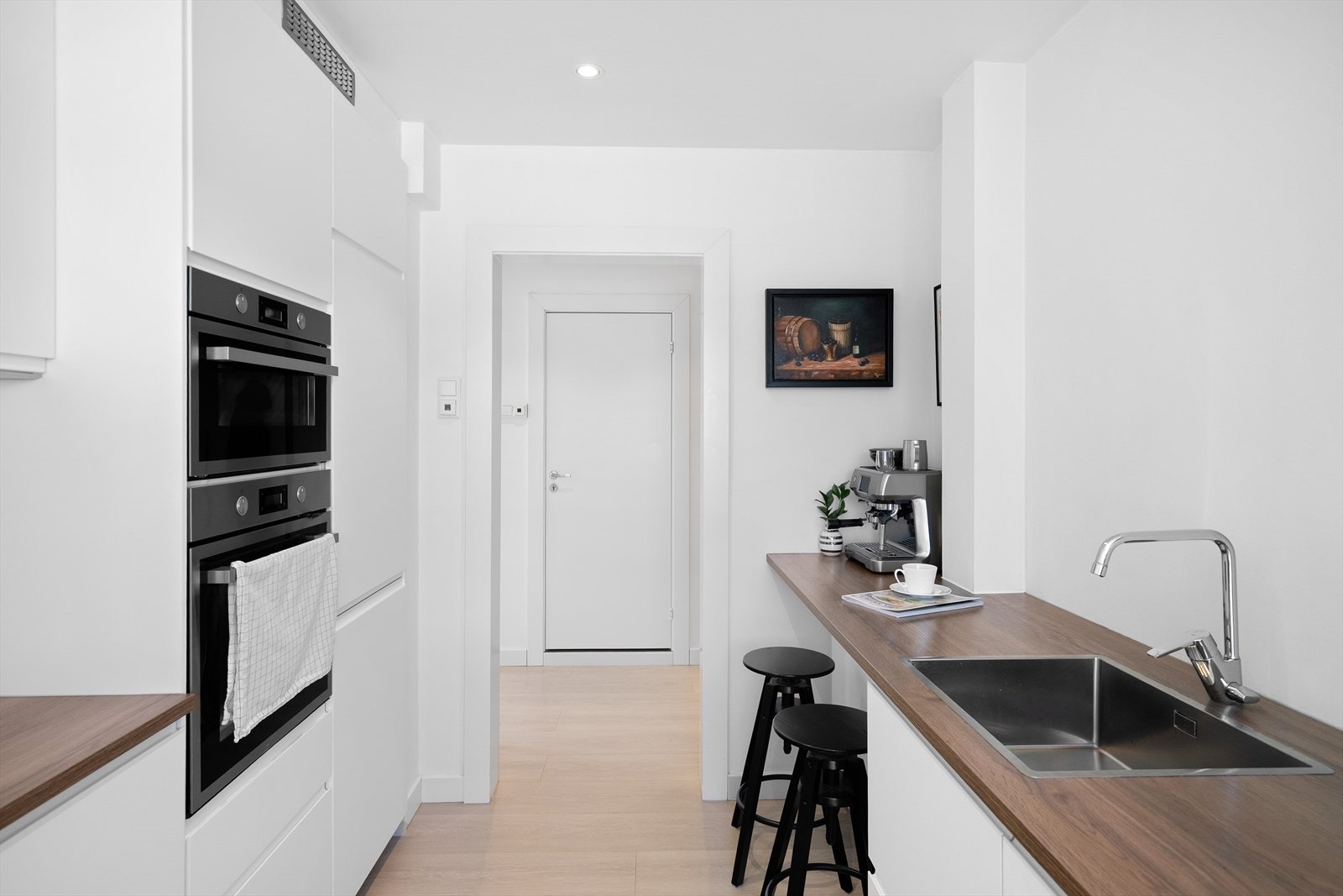 Kjøkkenet har integrert kjøl/fryseskap, oppvaskmaskin, platetopp og stekeovn Galleribilde