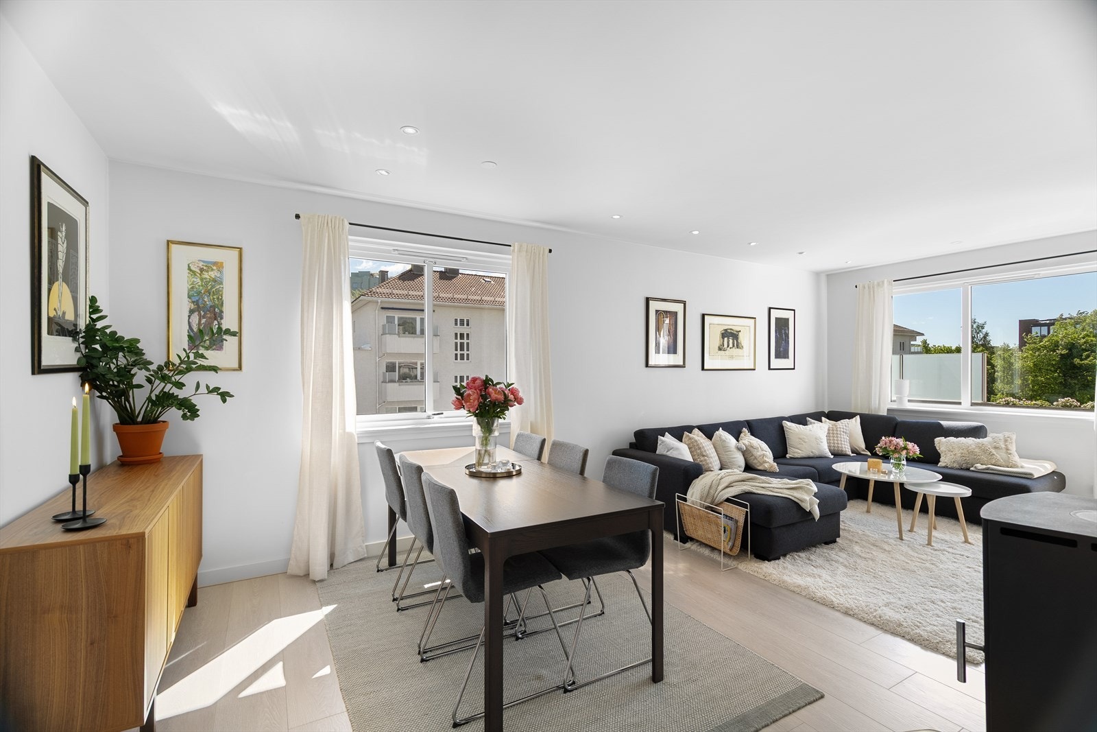 Romslig stue med flere soner Galleribilde