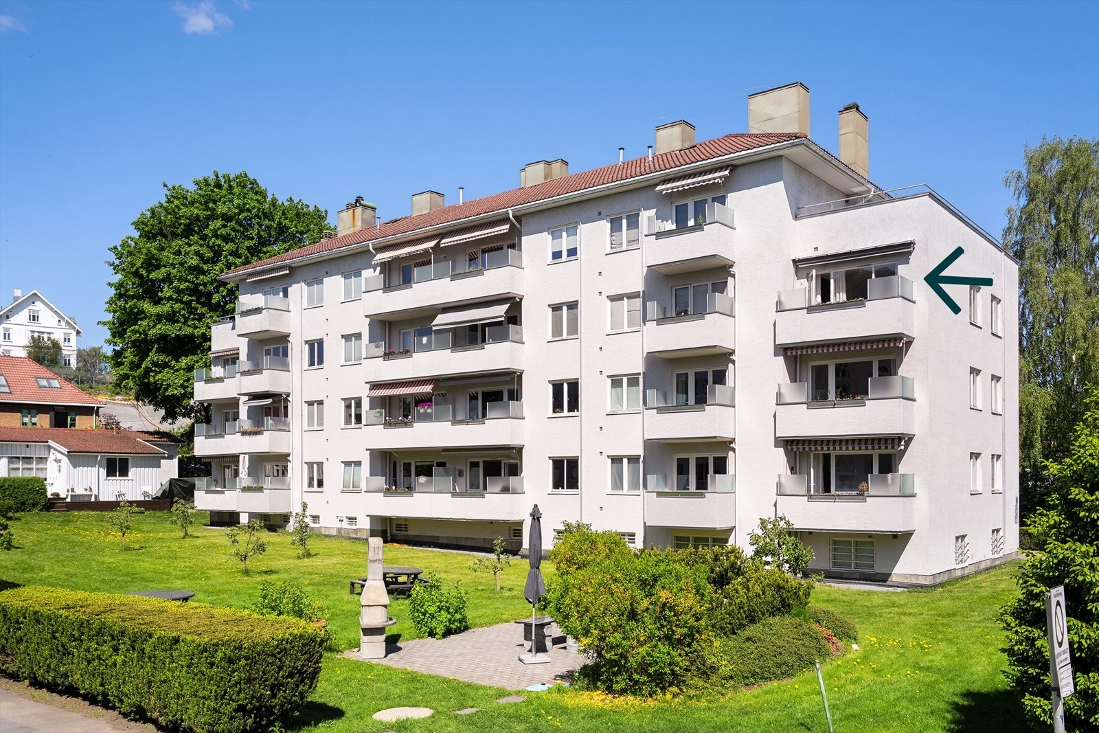 Fasade - Veldrevet borettslag med god vedlikeholdshistorik. Bl. a. Gjennomført rørfornying i alle enheter 2024, utbedret grunnmurer 2023 og etablert ladestasjoner i garasje og for uteparkering. Pakering inkl. for alle beboere - med lademulighet. Galleribilde