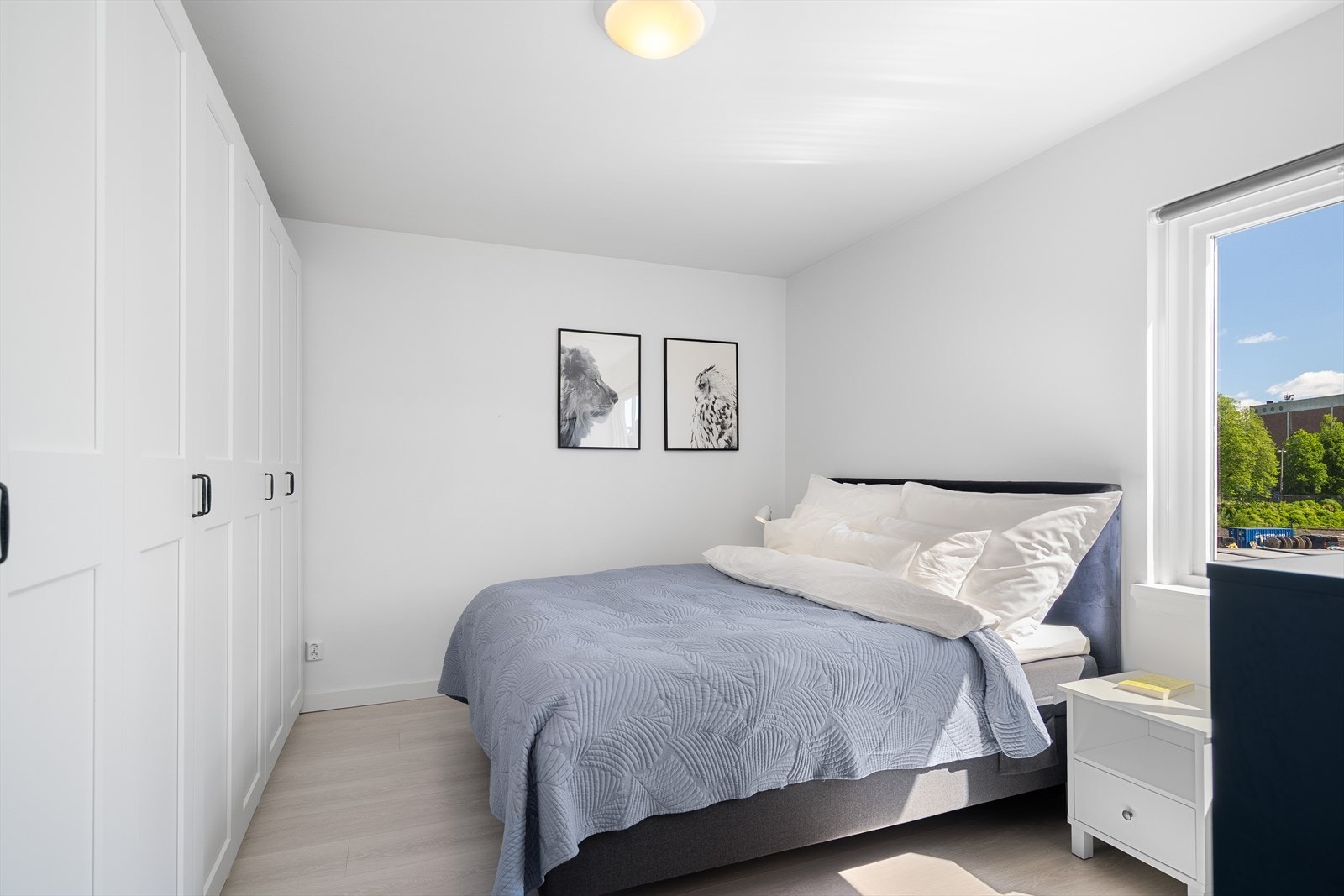 Hovedsoverommet er romslig med god plass til stor seng Galleribilde