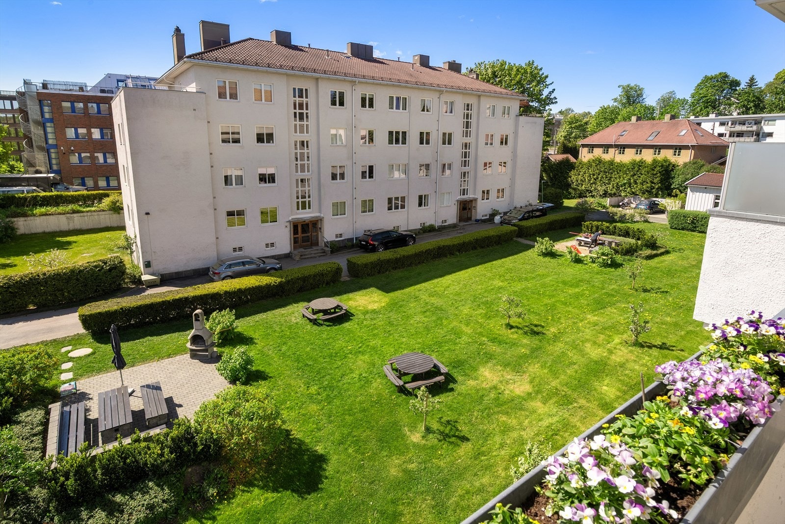 Borettslaget disponerer svært pent opparbeidet felles arealer med sittegrupper og grill Galleribilde