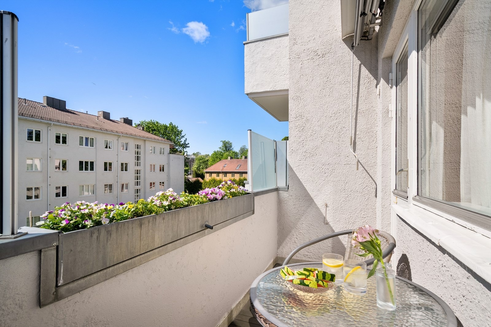 Det er fellesvaskeri med tørkerom i kjeller og to badstuer for beboerne inkludert i fellesutgiftene. Parkering på borettslagets område (m. lader) er også inkludert. I tillegg kan man få egen garasje for 1250,- mnd. Galleribilde