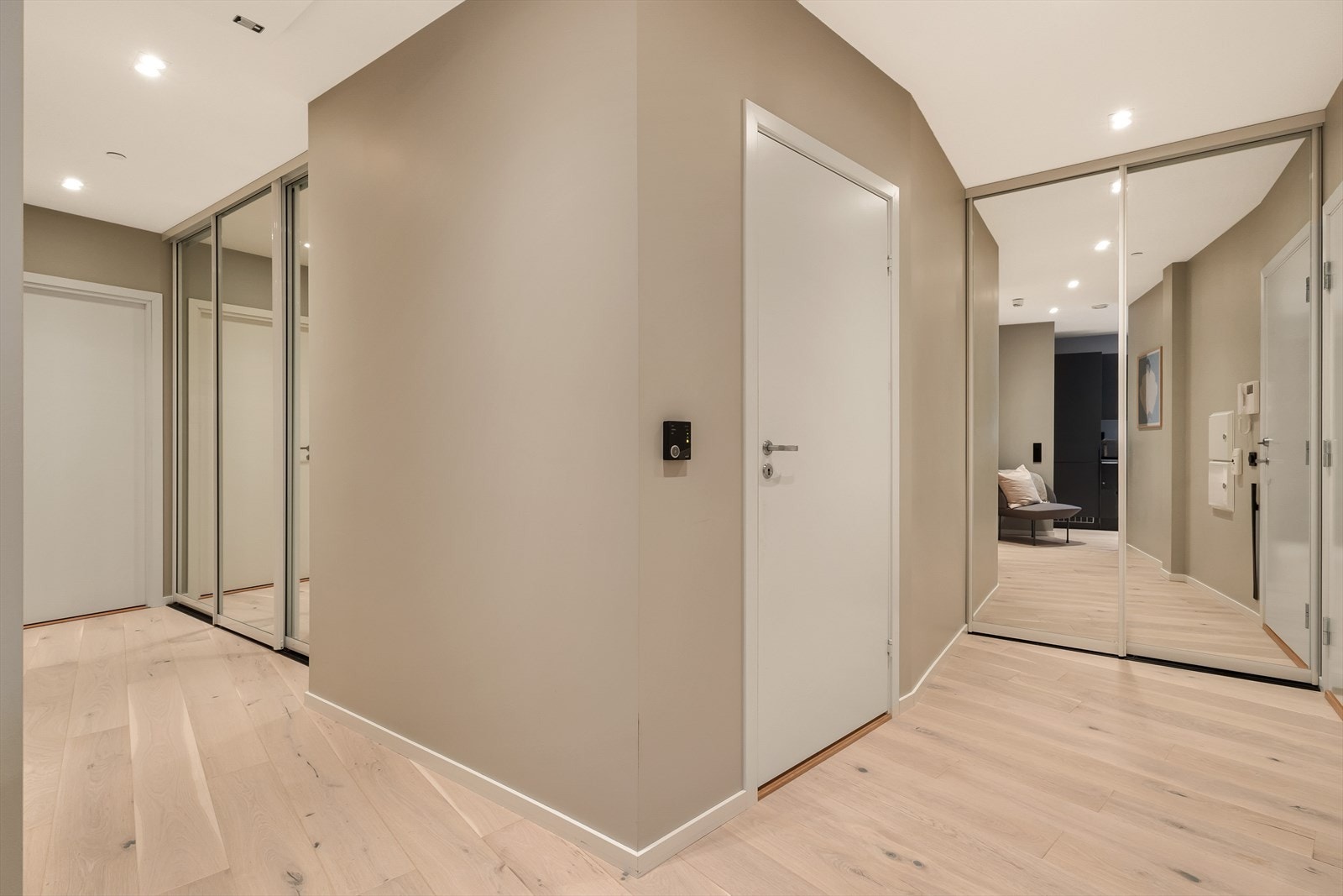 - Leiligheten tilbyr rikelig med lagringsplass med skap fra gulv til tak, perfekt for å holde orden i hjemmet - Galleribilde