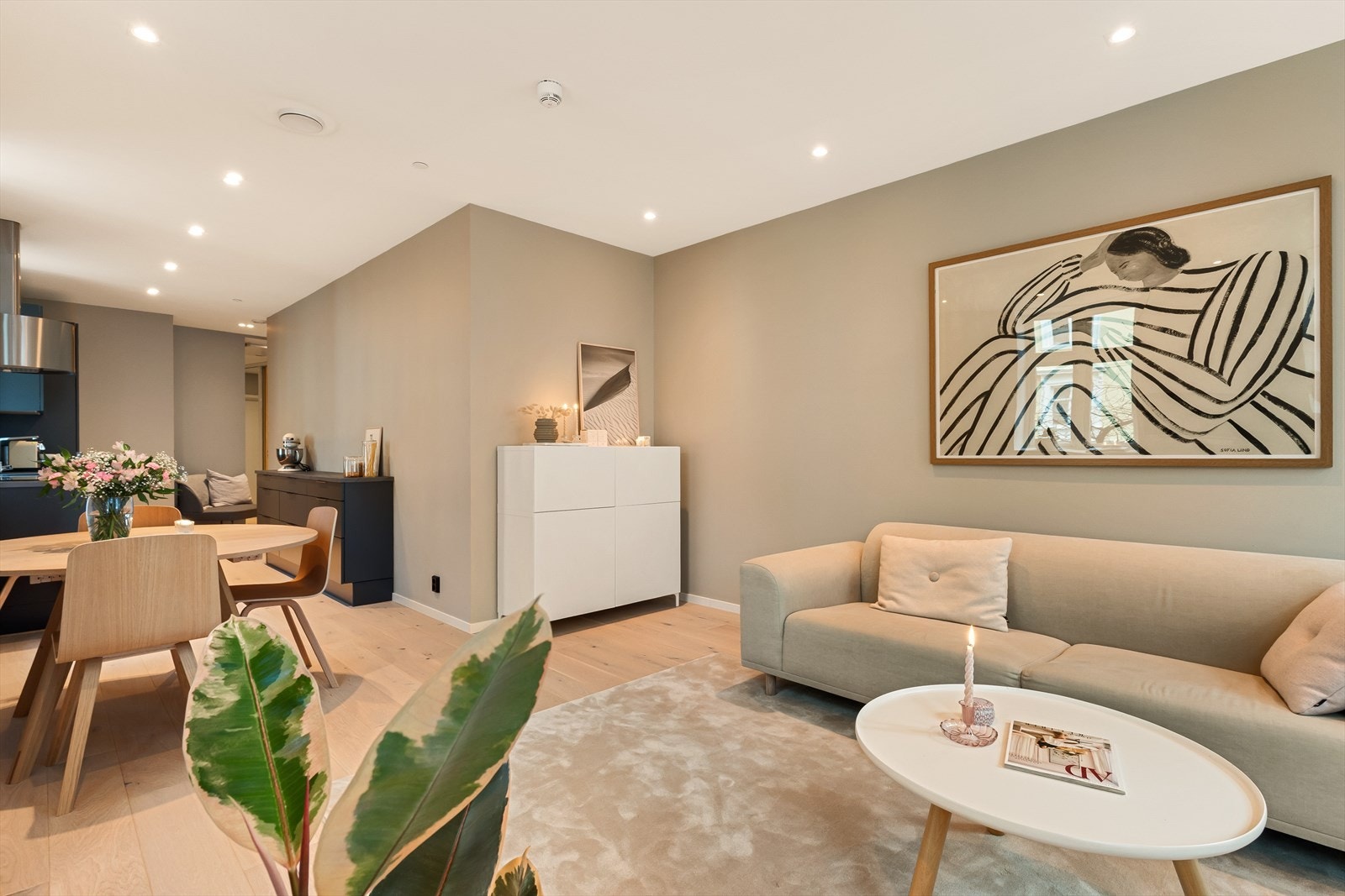 - Stue og kjøkken måler 28,2 m² og lyses pent opp av spotter i taket - Galleribilde