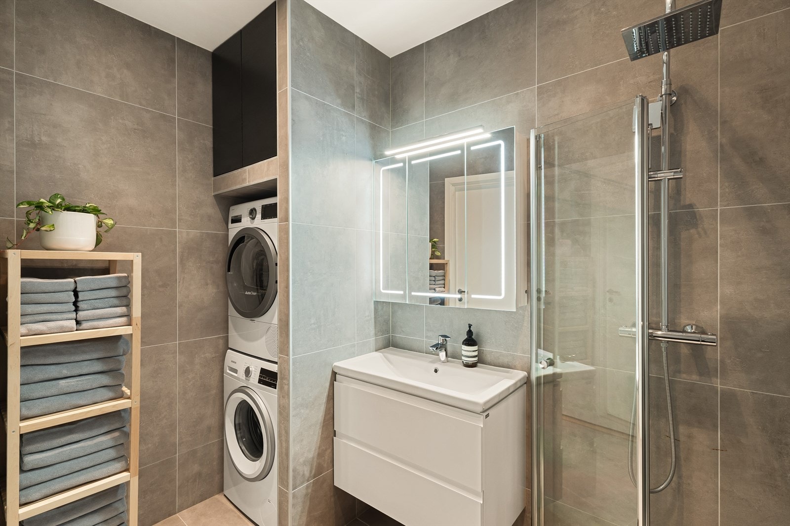 - Rålekker helfliset bad med behagelig varme i gulv - Galleribilde