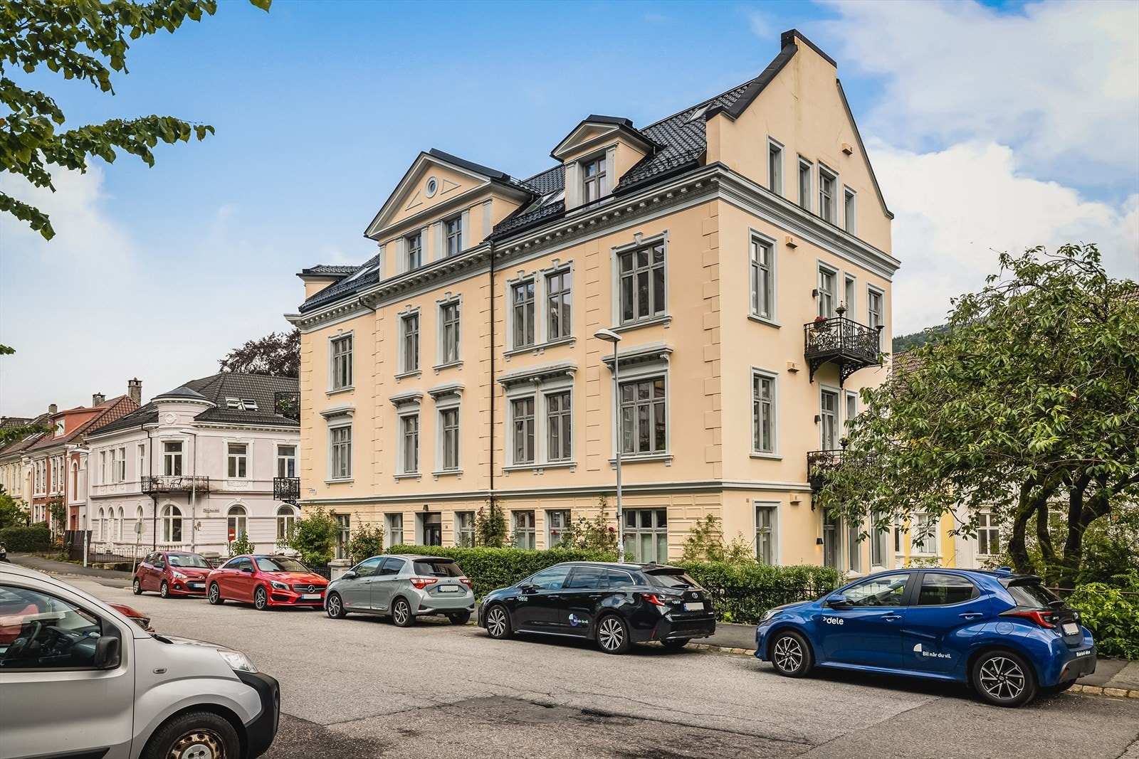 - Sameiet består av totalt 13 seksjonere fordelt på 4 etasjer - Galleribilde