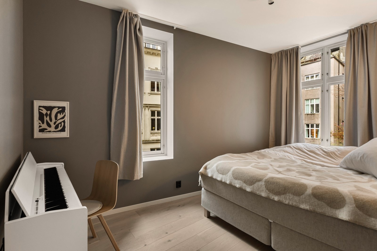 - Her er det god plass til dobbeltseng, garderobeskap og ønskede møbler - Galleribilde