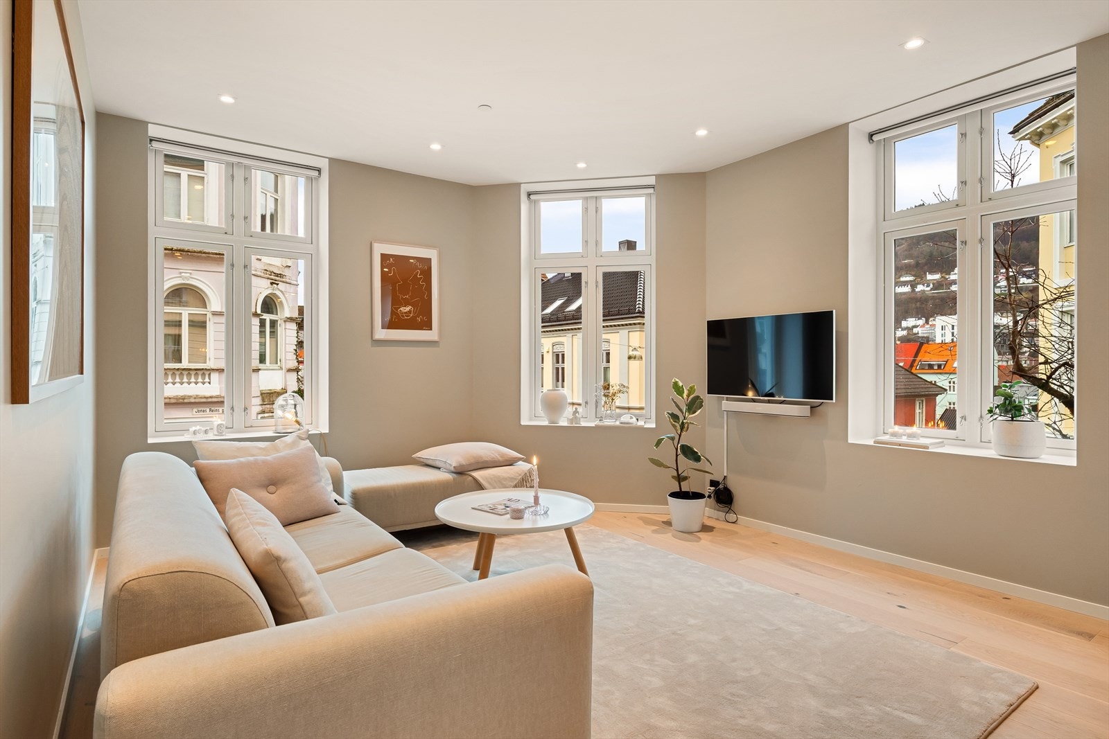 - Leiligheten måler totalt 70 m² (BRA) og inneholder entré/gang, stue/kjøkken, to soverom og bad - Galleribilde