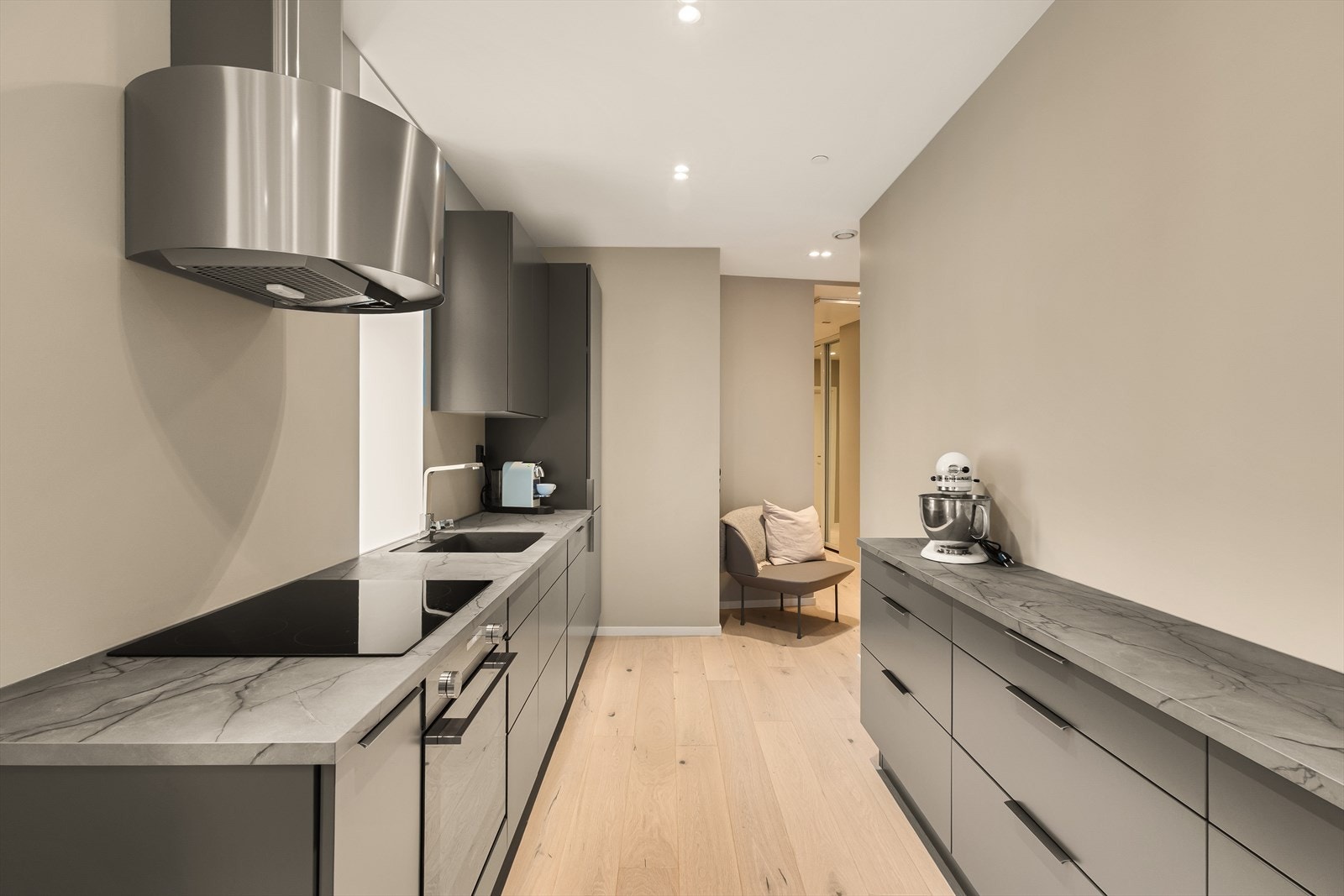 - Det er gjennomgående enstavs parkett i leiligheten, med unntak av badet - Galleribilde