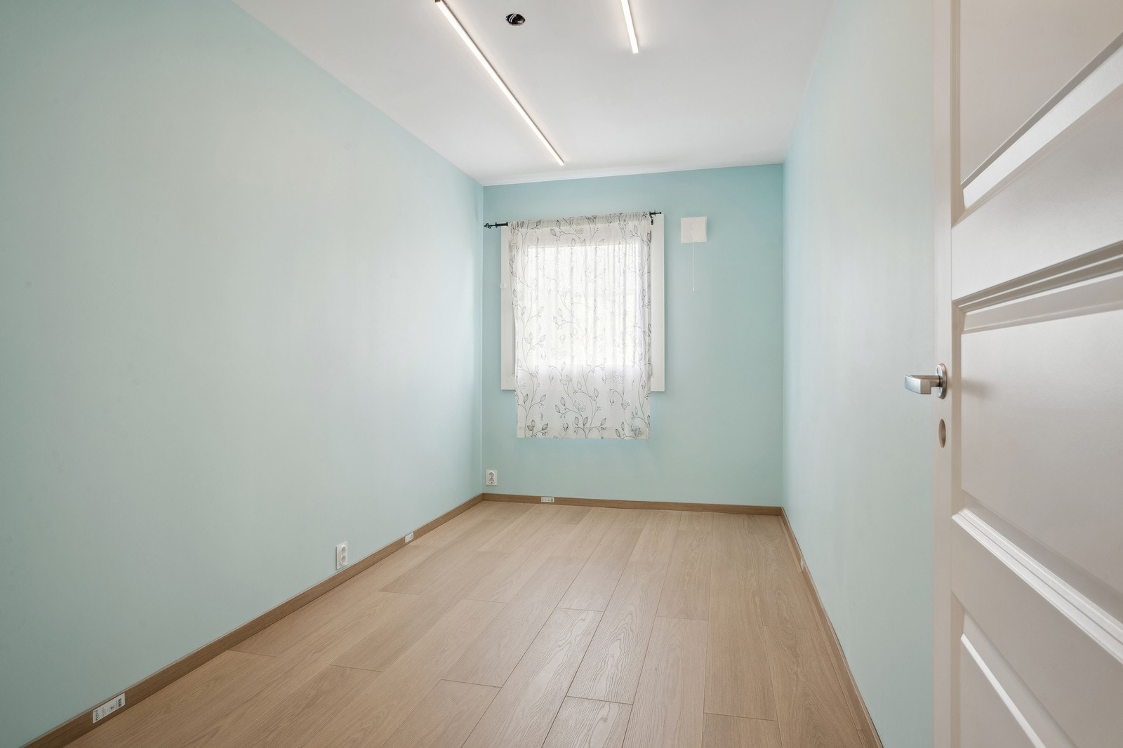 Lyst rom med gode møbleringsmuligheter – passer perfekt som barnerom, kontor eller gjesterom. Galleribilde