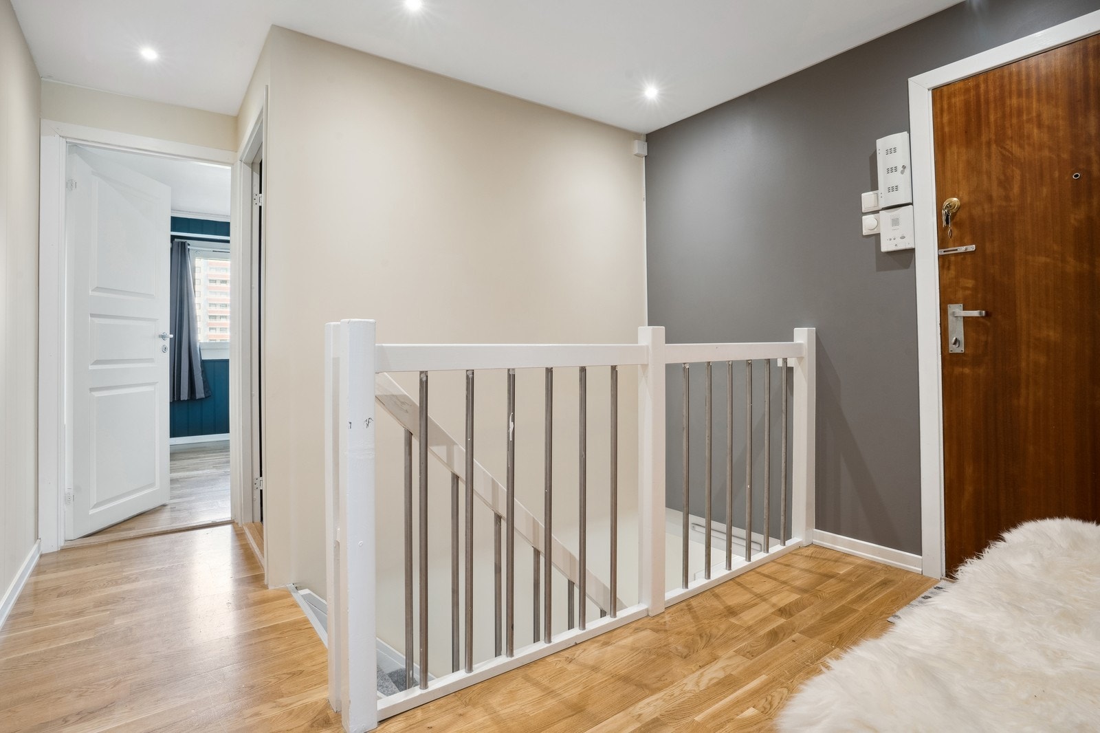 Praktisk entré med god plass til oppbevaring. Galleribilde