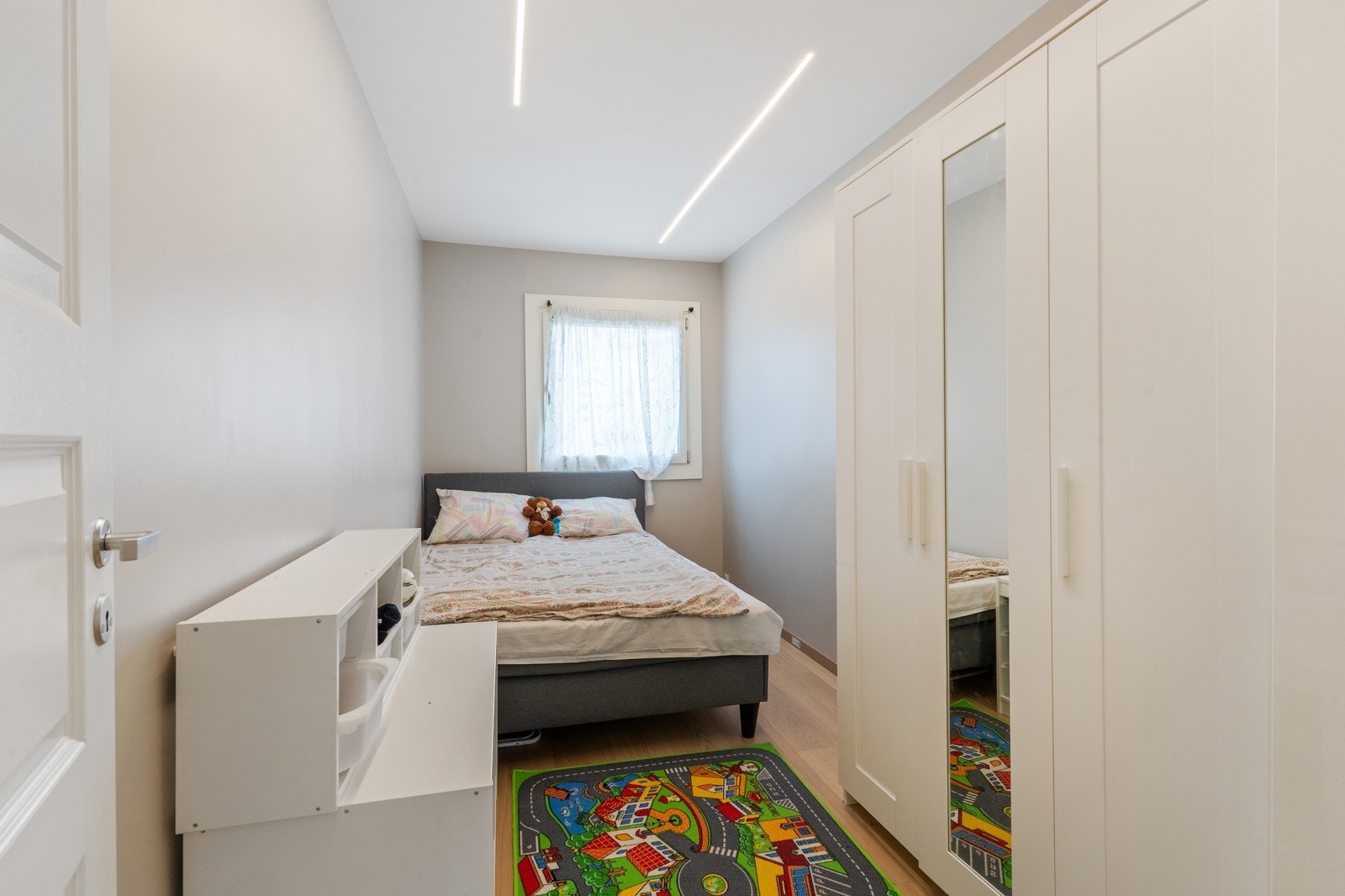 Stille og praktisk soverom med plass til seng, skrivebord og oppbevaring – fleksibelt etter behov. Galleribilde